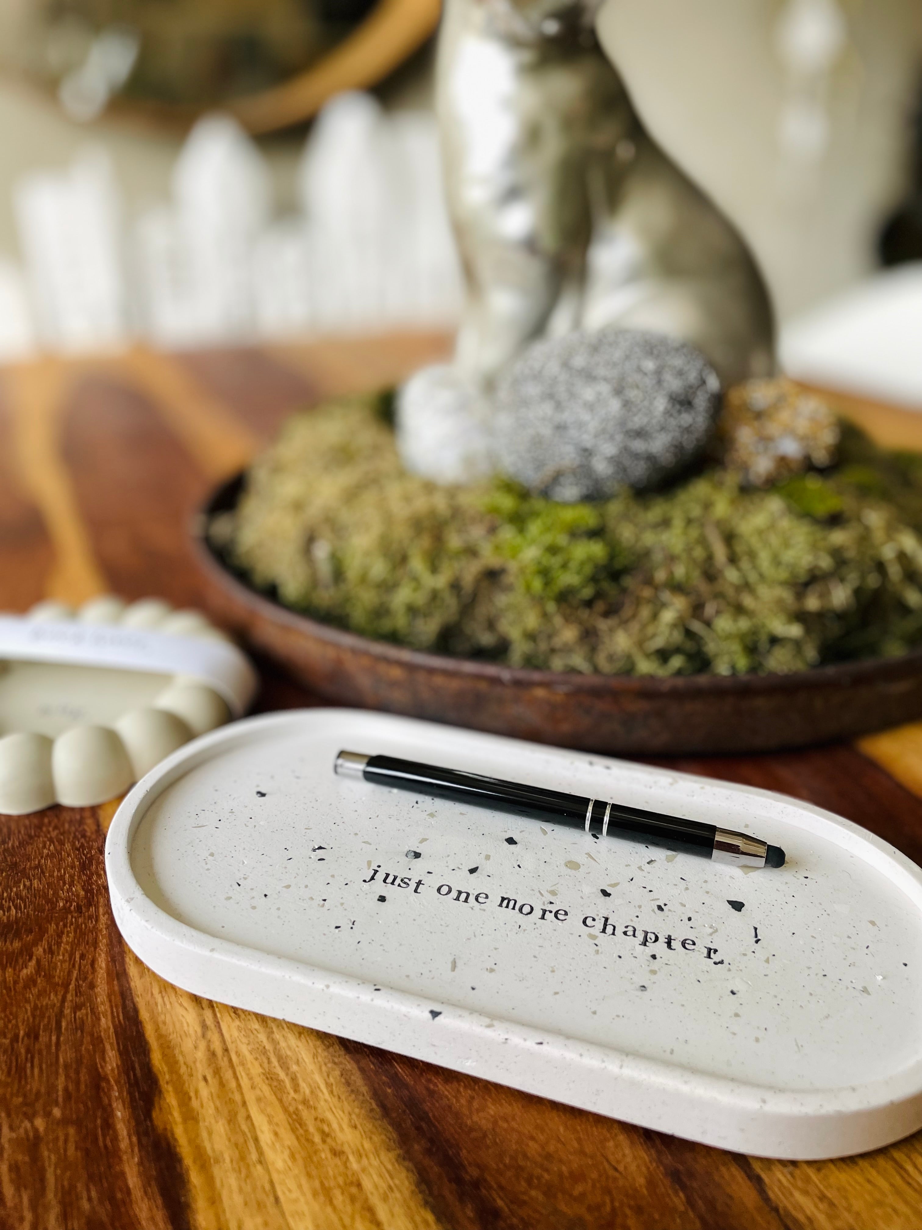 Großes Keramiktablett Just One More Chapter aus der Booklover Collection. Gegossen aus hochwertiger Keramik, mit gestempeltem Schriftzug in klassischer Serifenschrift. Für Vielleserinnen, Buchliebhaber und Romantasy-Fans, die beim Lesen die Zeit vergessen. Ideal als Ablage für Tasse, Lesebrille oder kleine Schätze – ein stilvolles Stück Literatur fürs Zuhause, handgefertigt und einzigartig.