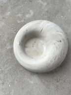 Hochwertige Keramik-Ringschale für Eheringe und Verlobungsringe, personalisierbar mit Initialen und Hochzeitsdatum. Perfekt für freie Trauungen, Standesamt-Momente und Getting-Ready-Szenen. Nachhaltige, handgefertigte Ringkissen-Alternative für moderne Brautpaare, die eine schlichte Ringbox-Alternative im Boho- oder Naturstil suchen. Ideal als individuelles Geschenk zur Verlobung oder zur Hochzeit. Marmoriert und gegossen.