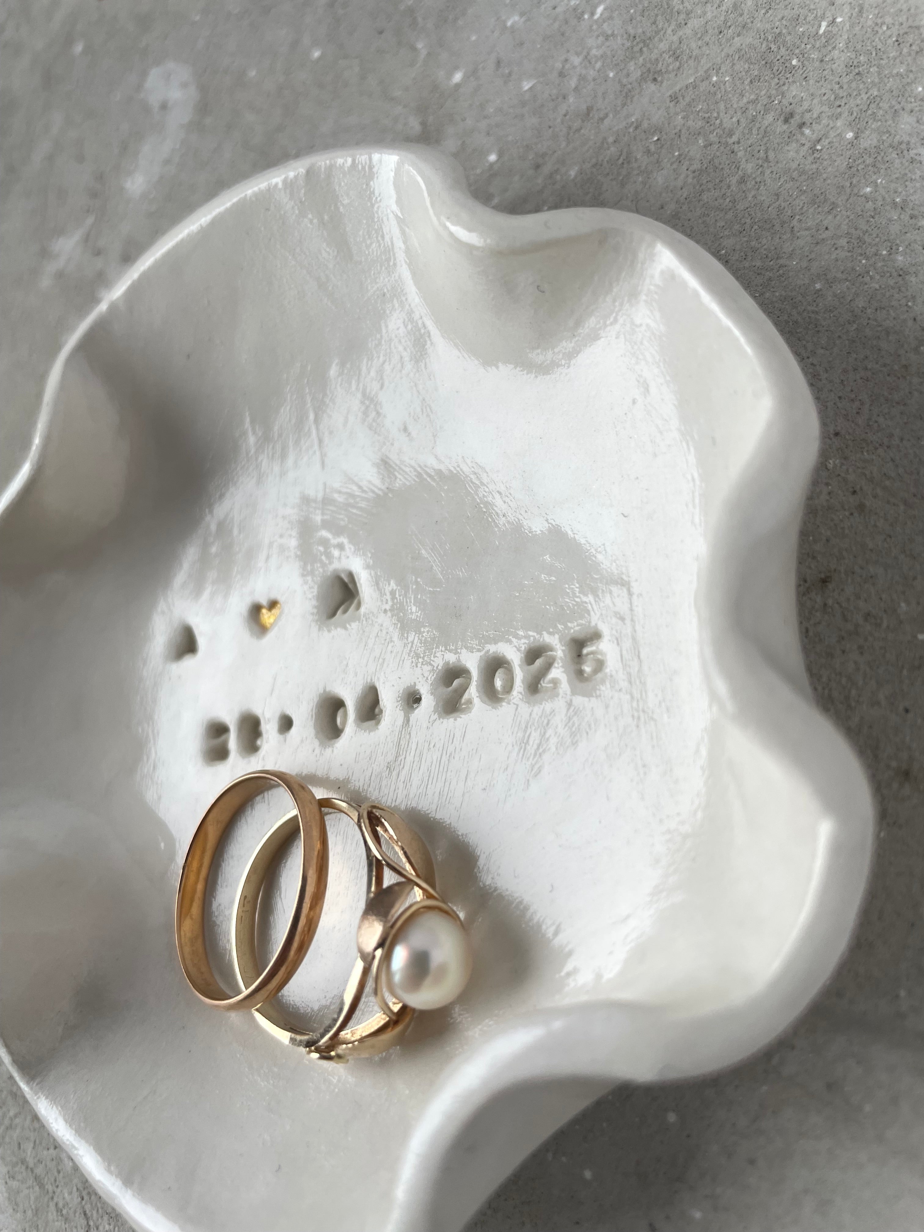 Handgemachte Ringschale Hochzeit aus echtem Ton, minimalistisch und natürlich. Glänzend glasiert als Alternative zu Ringkissen oder Ringschachtel, passend für Standesamt, freie Trauung und moderne Hochzeitskonzepte.