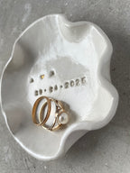 Elegante Ringschale aus echter Keramik mit hochglänzender Glasur. Moderne Alternative zu Ringkissen oder Ringschachtel für Hochzeit und Verlobung. Für Designliebhaber und alle, die echtes Handwerk schätzen. 