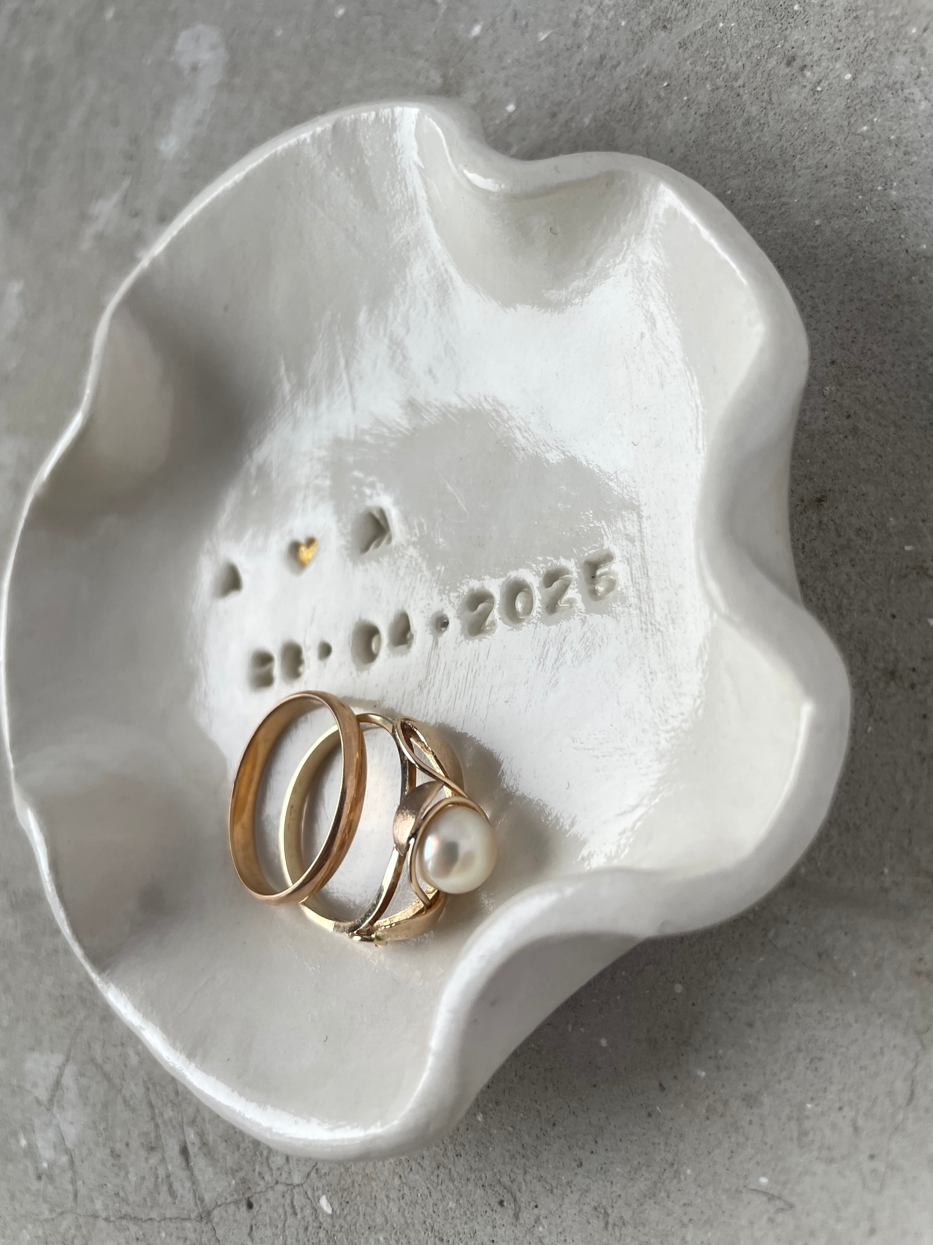 Elegante Ringschale aus echter Keramik mit hochglänzender Glasur. Moderne Alternative zu Ringkissen oder Ringschachtel für Hochzeit und Verlobung. Für Designliebhaber und alle, die echtes Handwerk schätzen. 