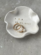 Organisch geformte High-Gloss-Ringschale aus echtem Ton mit Initialen, kleinem Herz und Hochzeitsdatum, minimalistische Ringkissen-Alternative für moderne Hochzeiten.