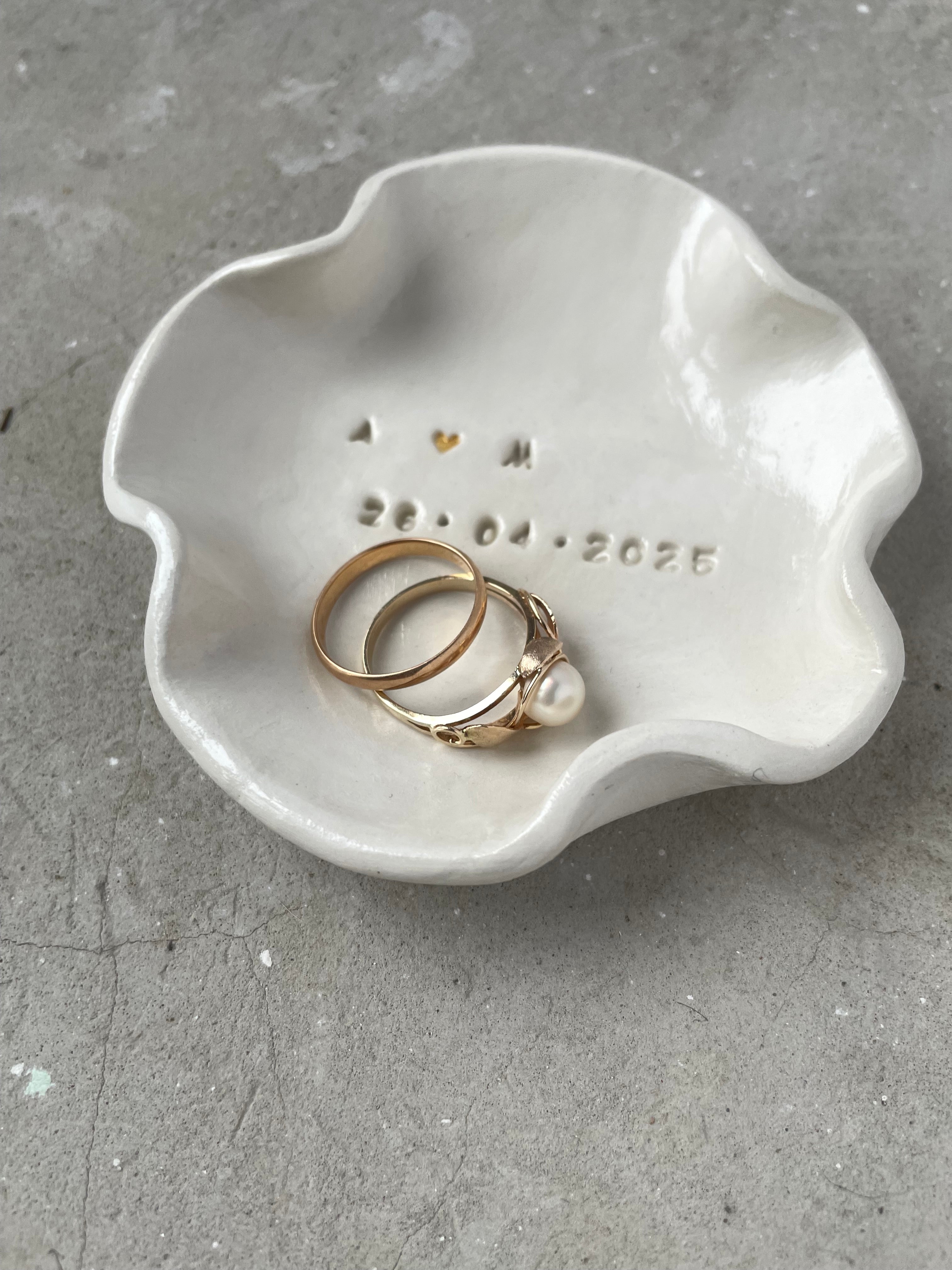 Organisch geformte High-Gloss-Ringschale aus echtem Ton mit Initialen, kleinem Herz und Hochzeitsdatum, minimalistische Ringkissen-Alternative für moderne Hochzeiten.