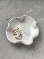 Schlichte Hochzeits-Ringschale aus echter Keramik, handgefertigt und hochglänzend glasiert. Ideal als Ringbox-Alternative für Standesamt, urbane Hochzeiten oder freie Trauungen. Natürlich, langlebig und zeitlos. 