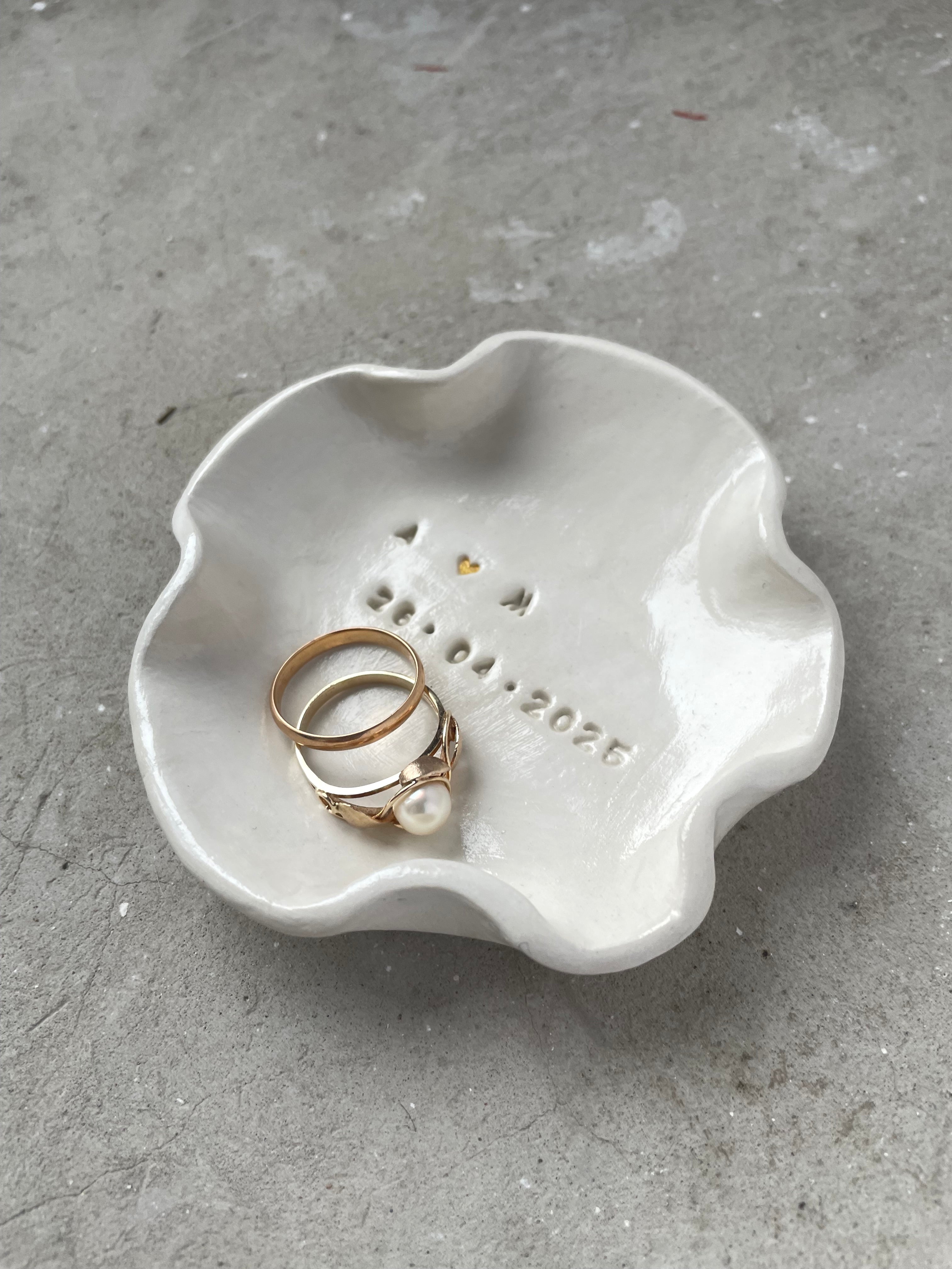 Schlichte Hochzeits-Ringschale aus echter Keramik, handgefertigt und hochglänzend glasiert. Ideal als Ringbox-Alternative für Standesamt, urbane Hochzeiten oder freie Trauungen. Natürlich, langlebig und zeitlos. 