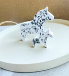 Ein kleines Dala-Pferd mit floraler Seele – handgemacht aus Keramik, nordisch schlicht, mit feinem Blütenmuster als Symbol für Glück, Liebe und Heimatgefühl.

