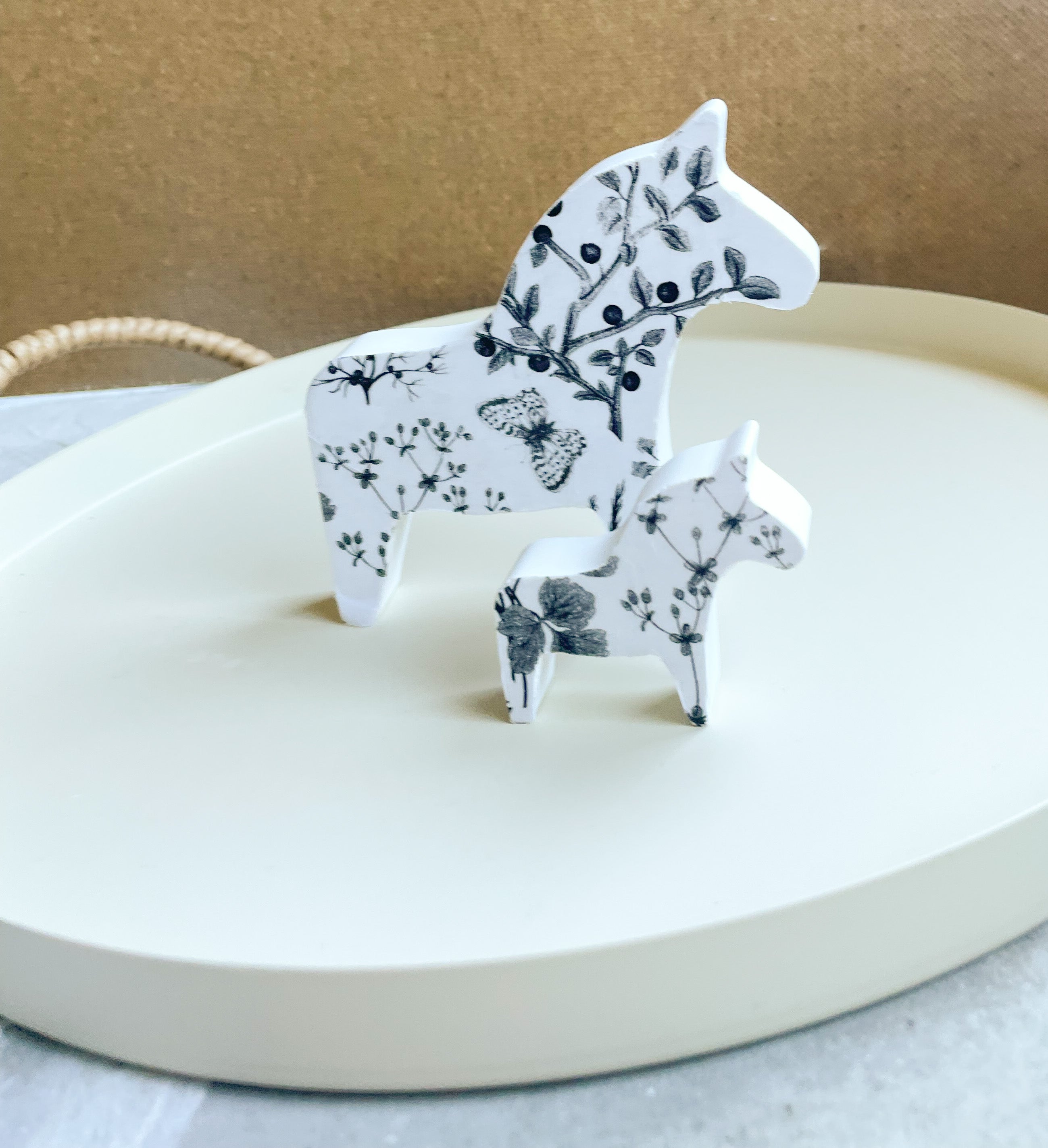 Ein kleines Dala-Pferd mit floraler Seele – handgemacht aus Keramik, nordisch schlicht, mit feinem Blütenmuster als Symbol für Glück, Liebe und Heimatgefühl.

