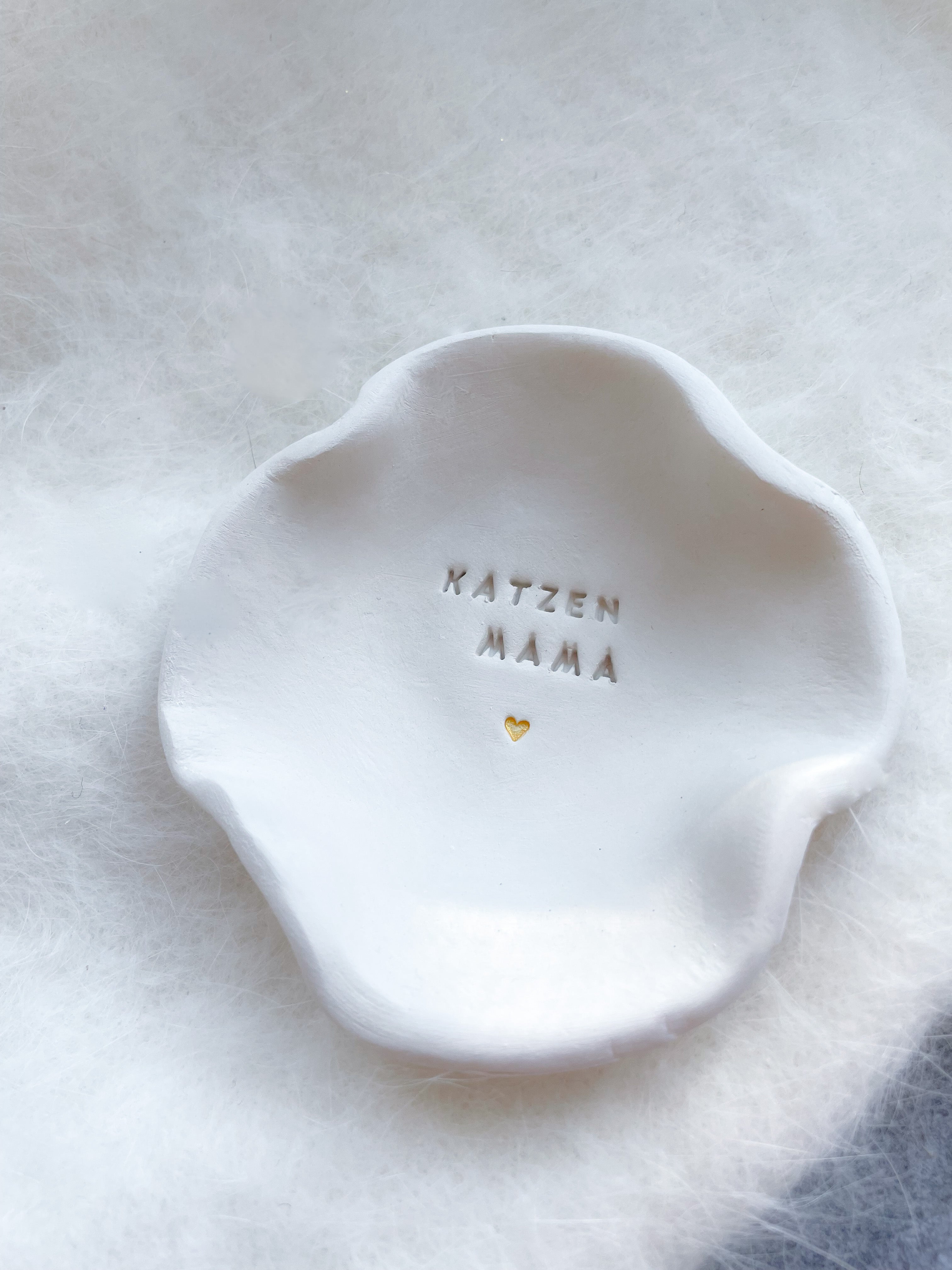 Keramikschale für Katzenmamas, liebevoll aus echtem Ton handgefertigt. Perfekt als Geschenk für Cat Moms, Tierfreundinnen und alle, die ihre Katze feiern möchten. Die Schale eignet sich für Schmuck, Ringe und kleine Lieblingsteile und passt in jedes moderne Zuhause. Ein besonderes Stück für Cat Lover, die Wert auf Qualität und Handmade legen.