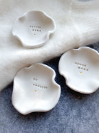 Moderne Cat Mom Keramikschale, handgefertigt aus nachhaltigem Ton. Eine stilvolle Ablage für Ringe, Ketten oder kleine Dinge, die man im Alltag immer griffbereit haben möchte. Ideal als Geschenk für Katzenliebhaberinnen, Cat Moms und Tierfreundinnen. Natürliches Design, hochwertige Haptik und perfekt für alle, die ihre Katze als Herzensbegleiter sehen.