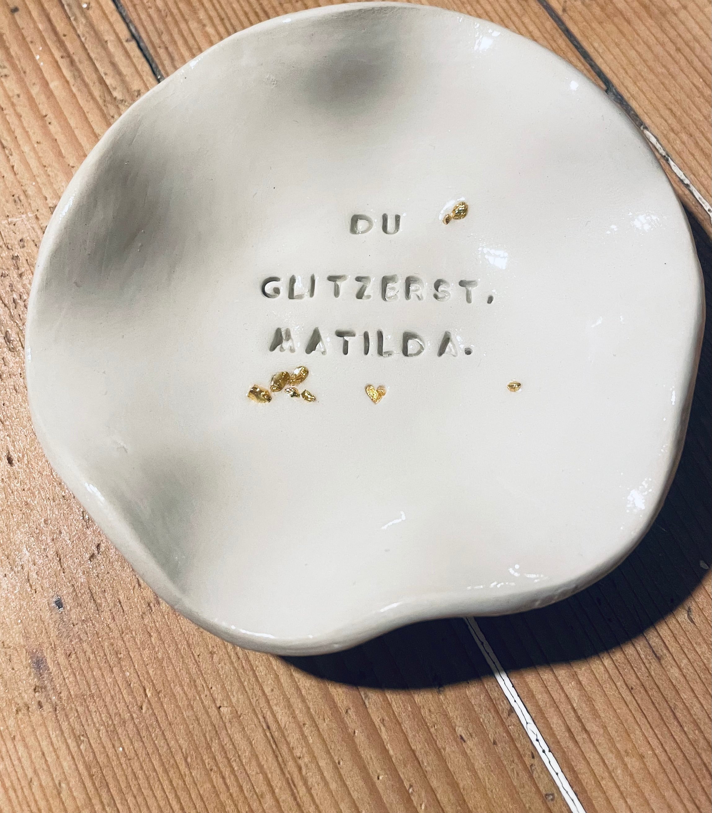 Personalisierbare Schmuckschale mit Namen | echter Ton | High Gloss | Minimalistisch, natürlich | Geschenk für Lieblingsmenschen