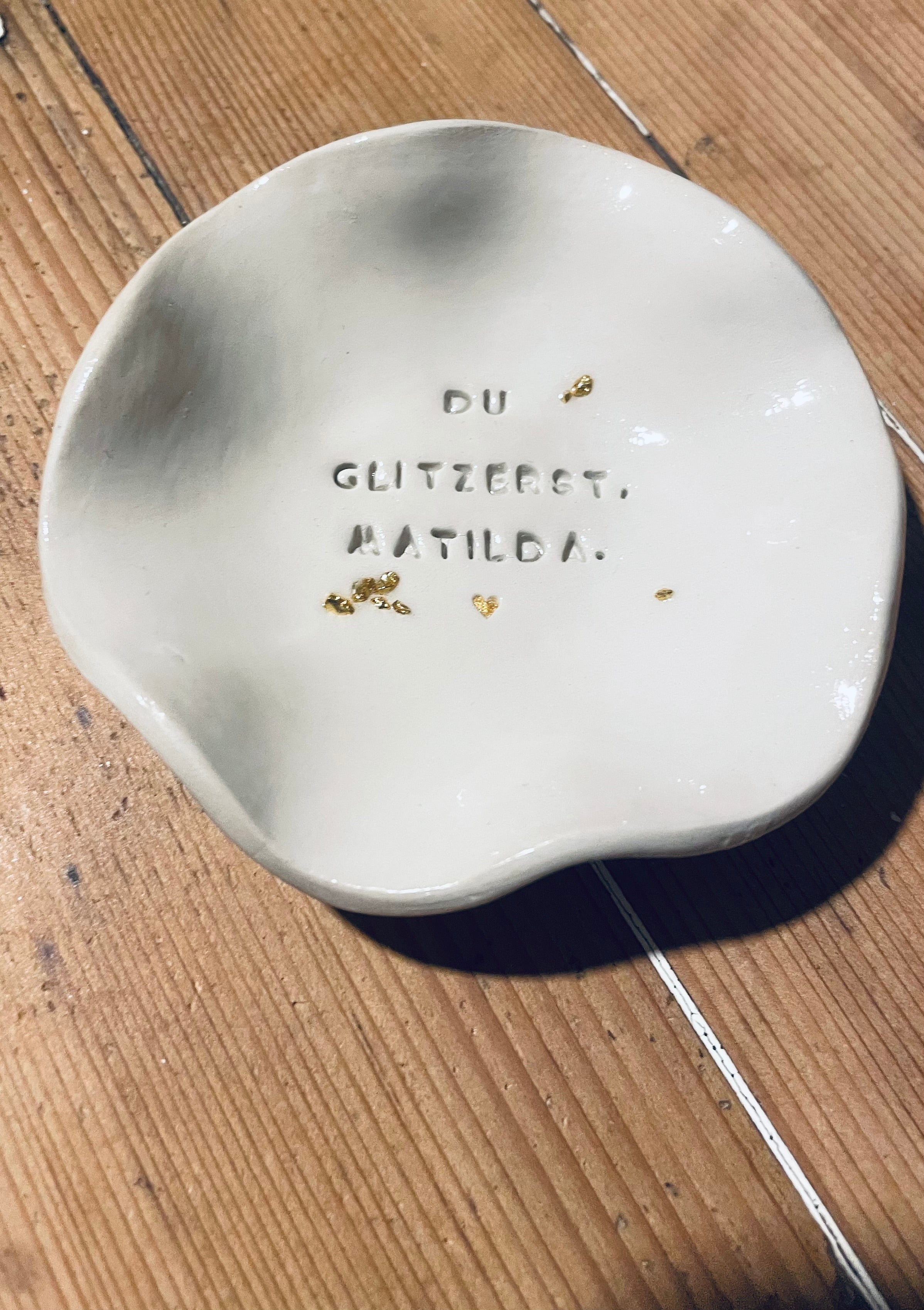 Personalisierbare Schmuckschale mit Namen | echter Ton | High Gloss | Minimalistisch, natürlich | Geschenk für Lieblingsmenschen