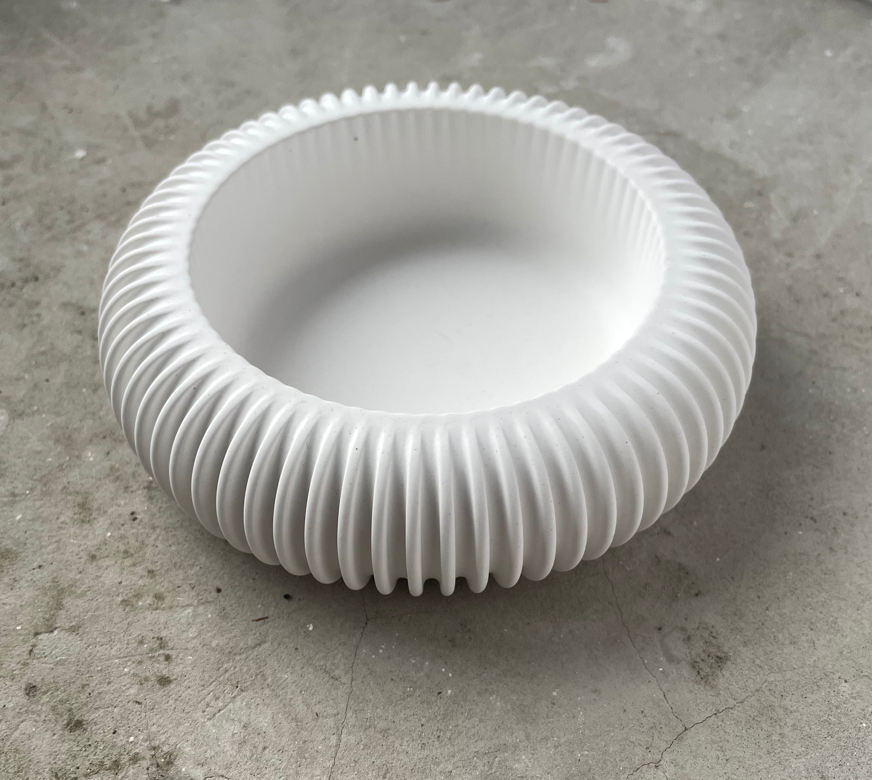 STUDIO RIB No. 01 |  Signature Piece | handgefertigte,große Rillenschale im modernen edgy Design für Schmuck
