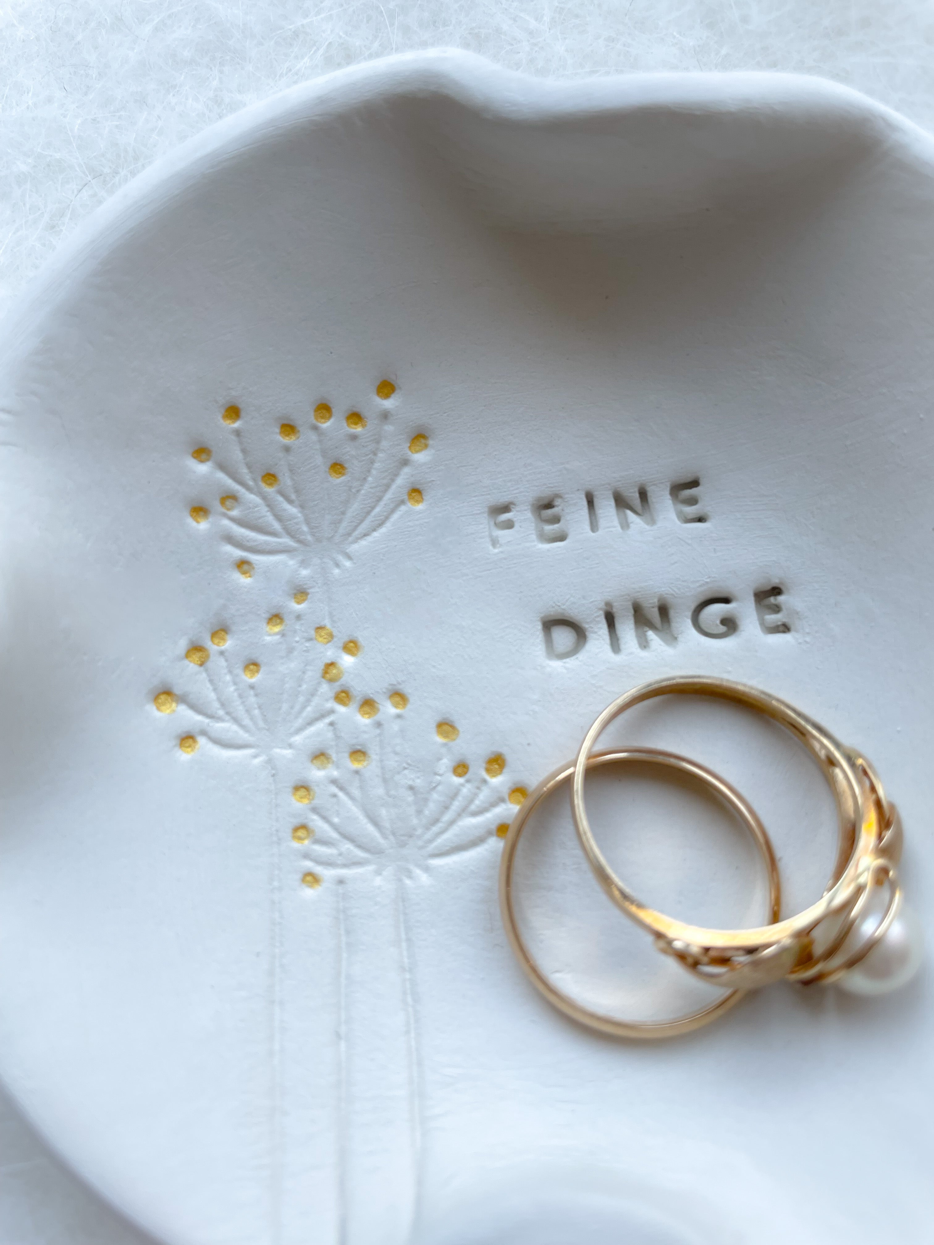 FEINES WILDES | Handgetöpferte Schale mit Wildblumen und Goldtupfen | Schmuckschälchen | Geschenk