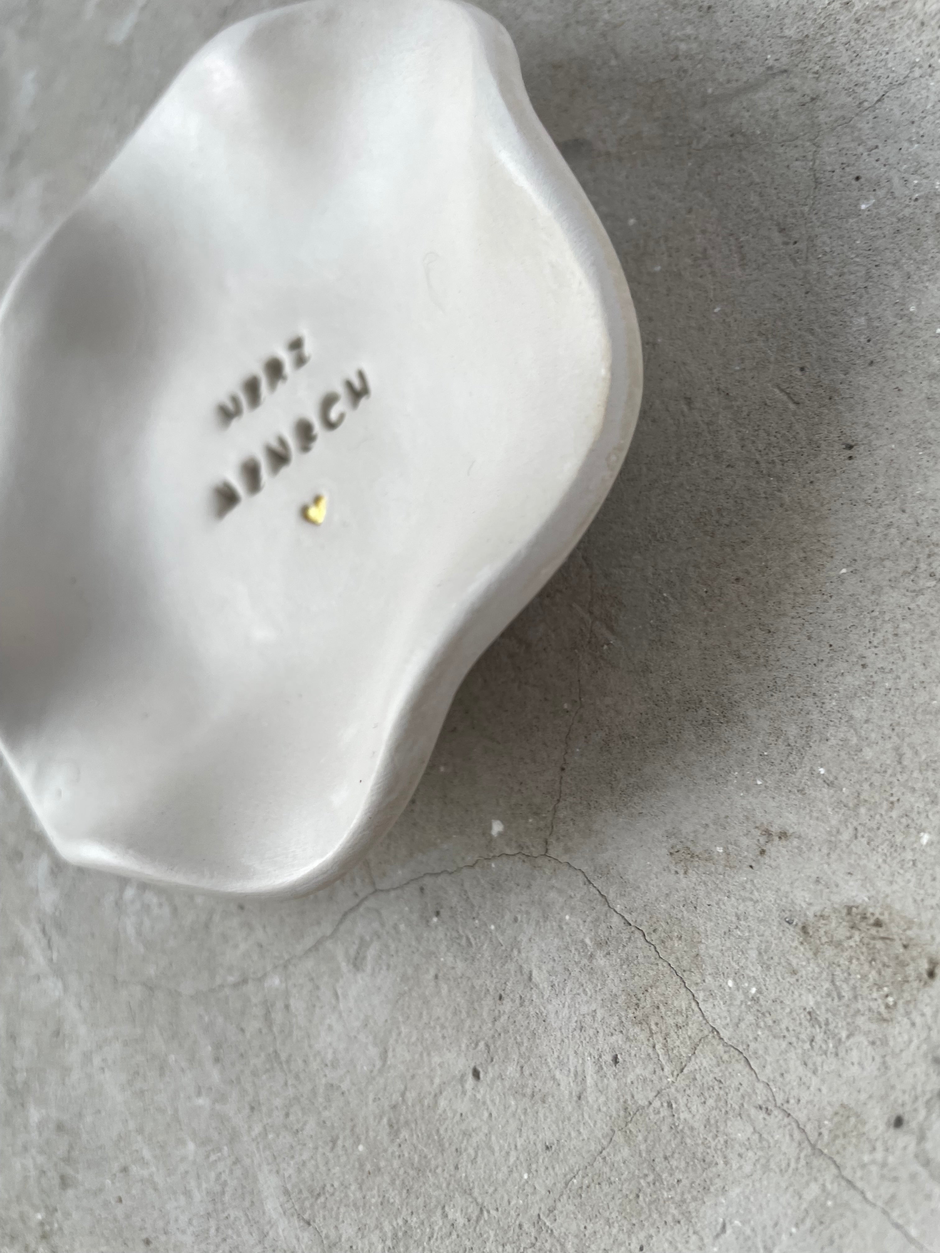 HERZMENSCH – handgetöpferte Design Schmuckschale mit Herz -als süßes Geschenk | Handgetöpfert aus echtem Ton | & für Besties