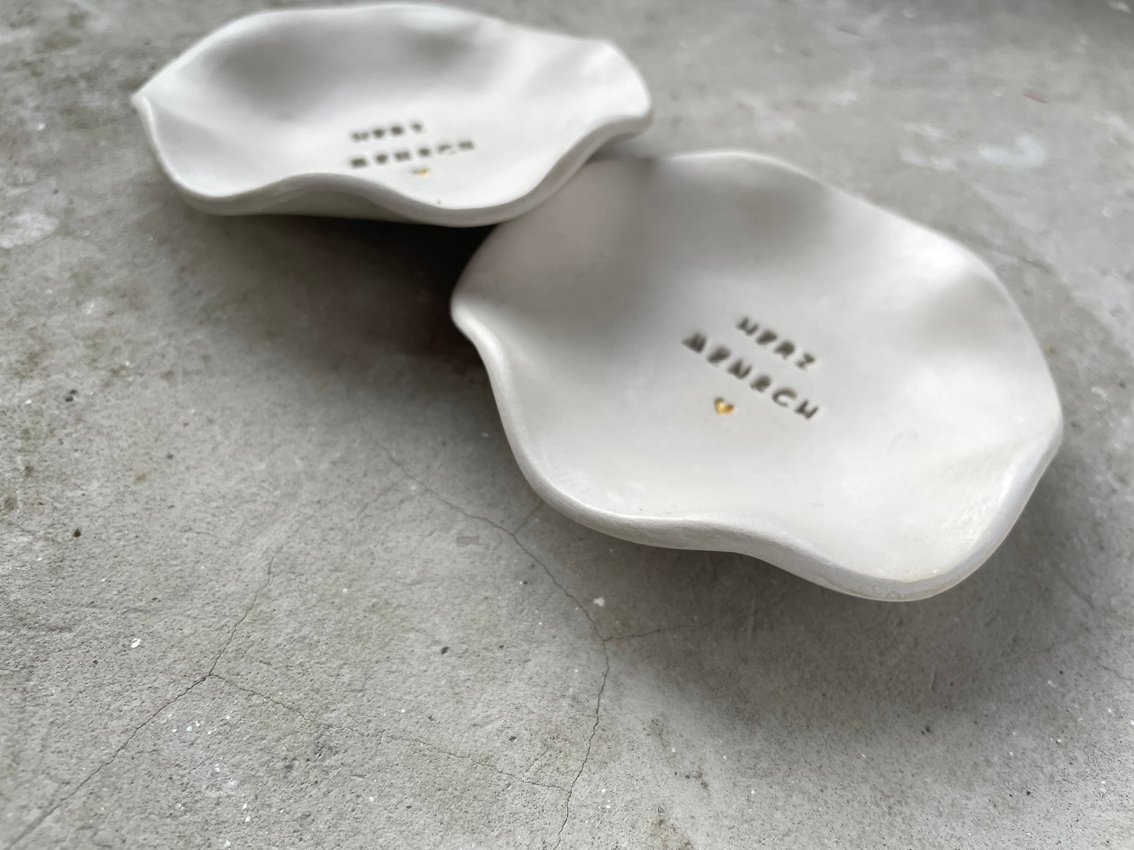 HERZMENSCH – handgetöpferte Design Schmuckschale mit Herz -als süßes Geschenk | Handgetöpfert aus echtem Ton | & für Besties