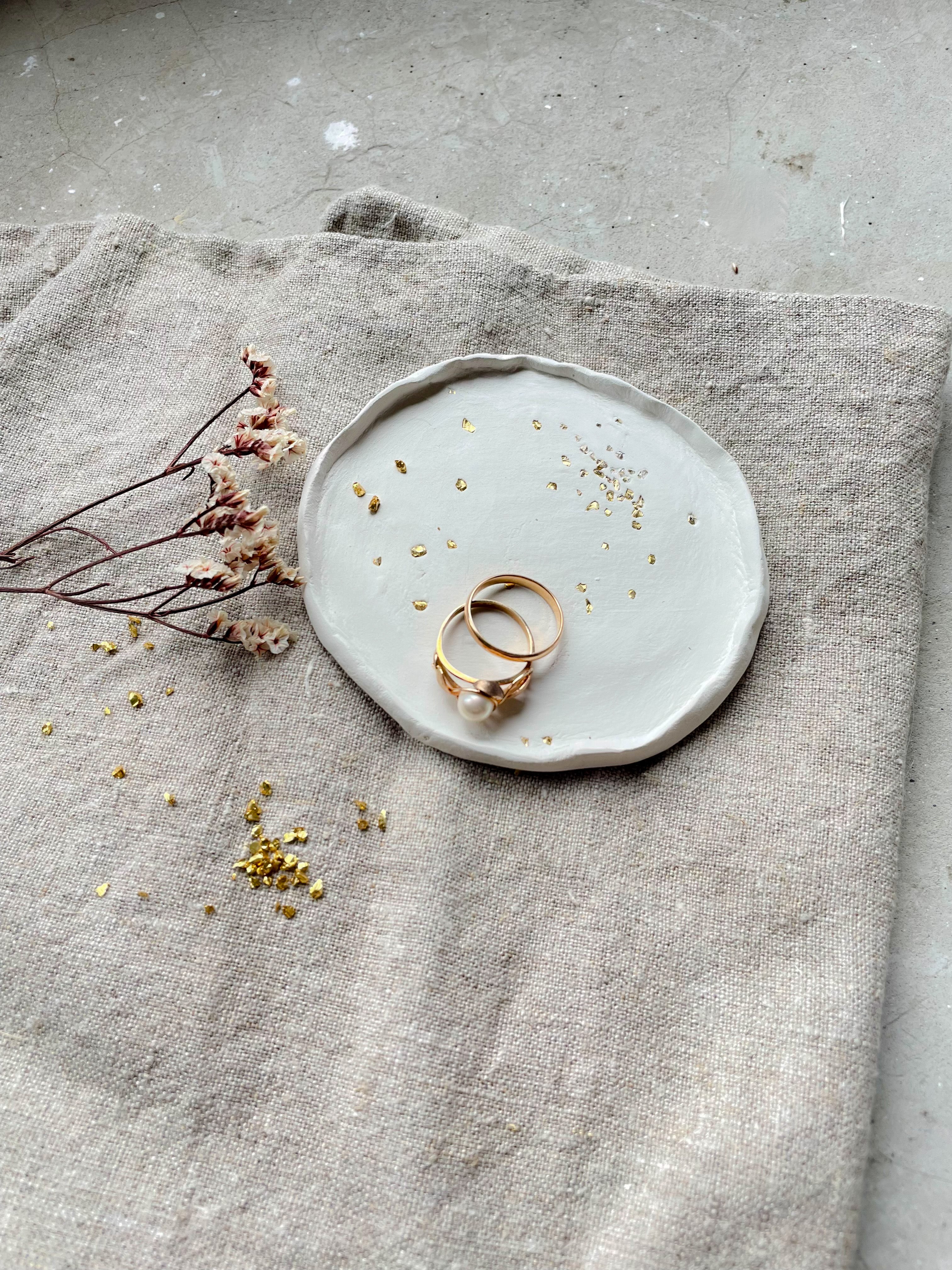 Schlichtes Keramikschälchen, liebevoll von Hand gefertigt – ein besonderes Geschenk für Frauen, die sich über kleine, stilvolle Dinge freuen. Ob für Mama, Schwester oder Lieblingskollegin: Dieses Schälchen sagt leise „Ich denk an dich“.

