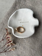 Kleine Keramikschale mit Prägung „Du Knaller“ und goldenem Herzchen, ideal als Geschenk für beste Freundinnen, Mutmacher-Geschenk oder Statement-Schale fürs Badezimmer oder Nachttisch.

