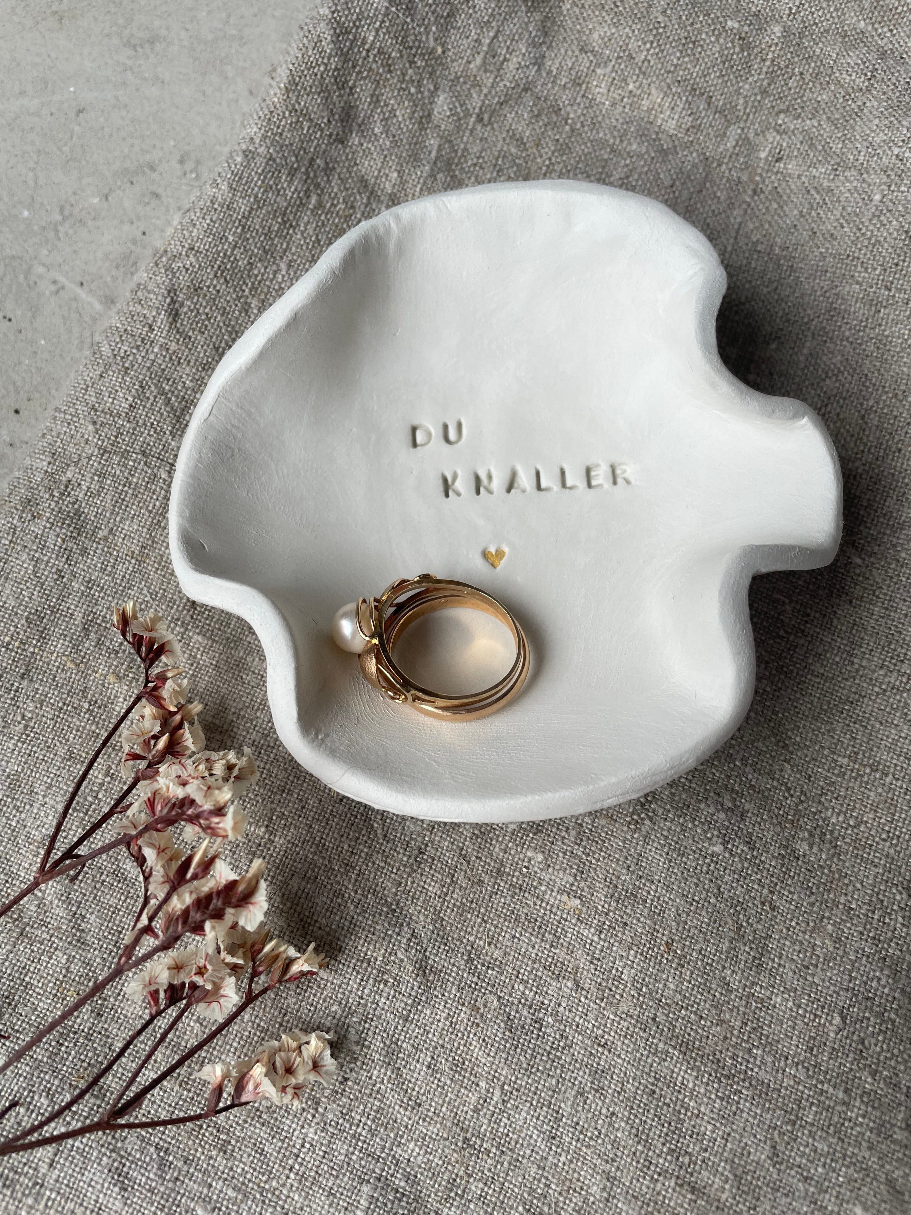 Kleine Keramikschale mit Prägung „Du Knaller“ und goldenem Herzchen, ideal als Geschenk für beste Freundinnen, Mutmacher-Geschenk oder Statement-Schale fürs Badezimmer oder Nachttisch.

