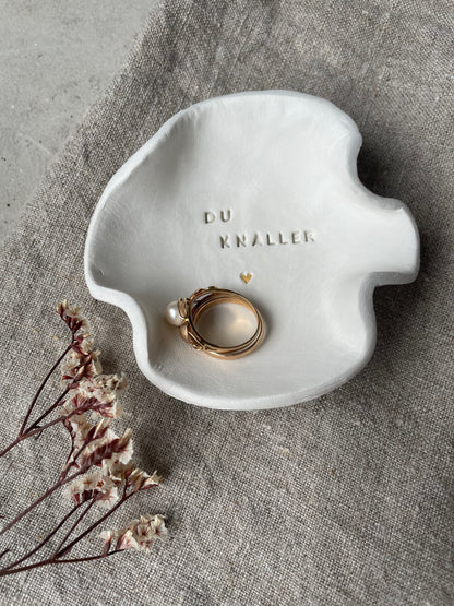 Kleine Keramikschale mit Prägung „Du Knaller“ und goldenem Herzchen, ideal als Geschenk für beste Freundinnen, Mutmacher-Geschenk oder Statement-Schale fürs Badezimmer oder Nachttisch.

