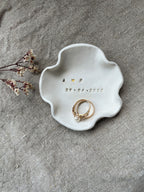 Stylepiece für Brautpaare : Organisch geformte Ringschale für Eure Hochzeit– aus echtem Ton für Designliebhaber– minimalistisch, natürlich | Ringkissen Alternative