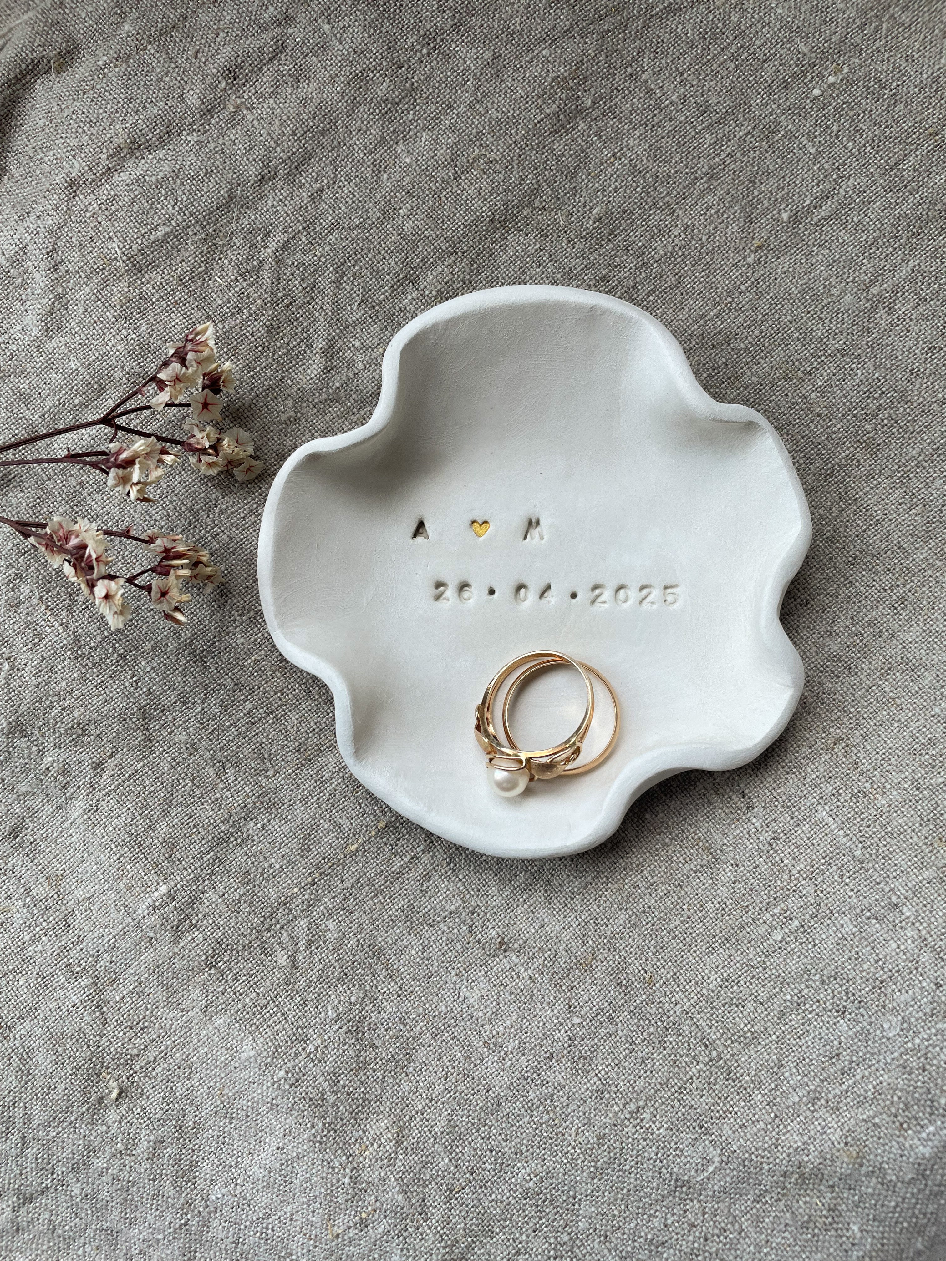Stylepiece für Brautpaare : Organisch geformte Ringschale für Eure Hochzeit– aus echtem Ton für Designliebhaber– minimalistisch, natürlich | Ringkissen Alternative