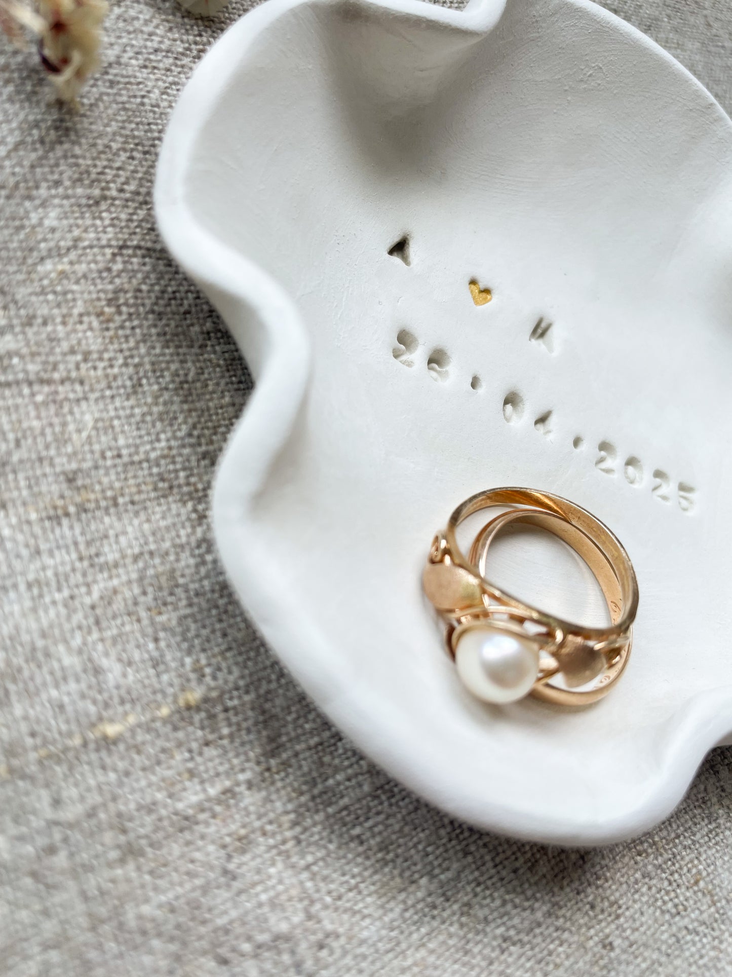 Reduzierte Ringschale mit Charakter: handmade aus Ton, unglasiert oder matt, mit ganz viel Ruhe und Stil – modern wedding essential. Schlichte Wedding Bowl aus echtem Ton – naturally shaped, modern look, 100 % handmade. Für Design-Paare mit Stilgefühl.