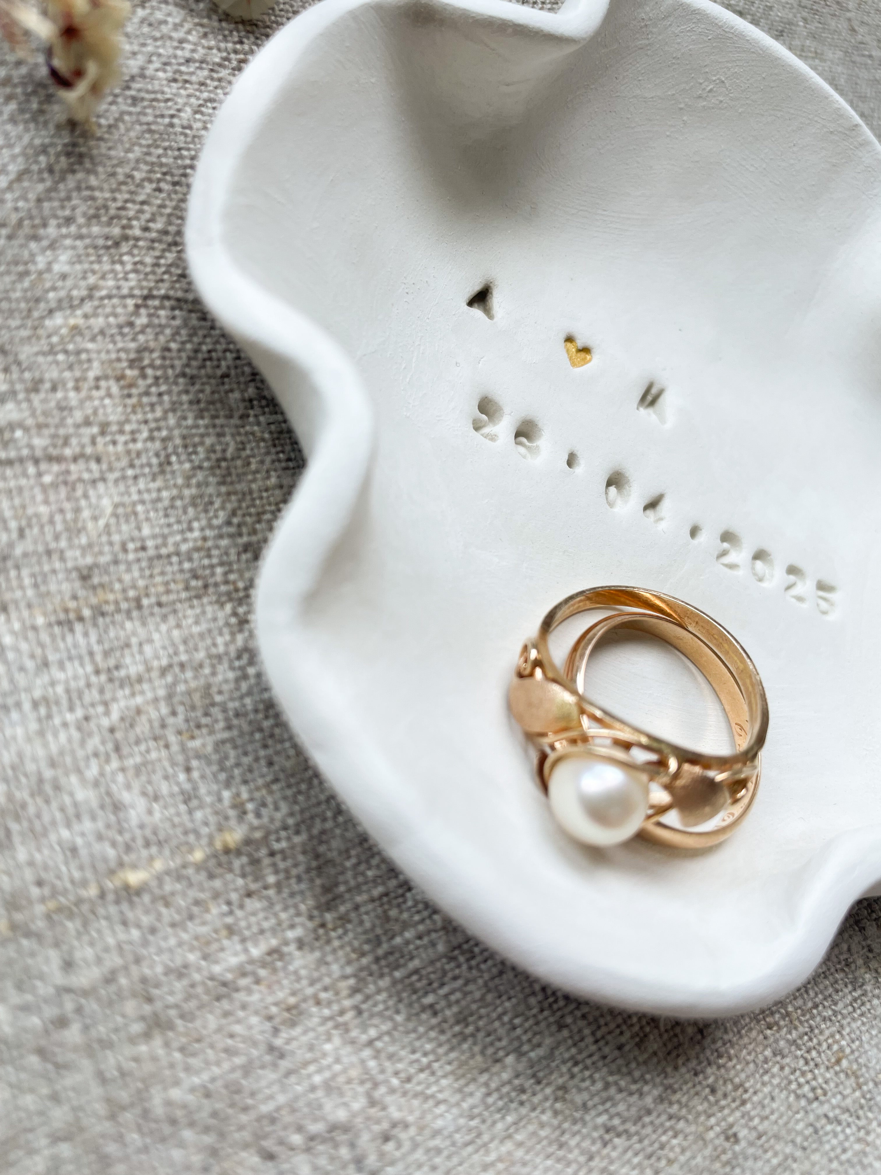 Reduzierte Ringschale mit Charakter: handmade aus Ton, unglasiert oder matt, mit ganz viel Ruhe und Stil – modern wedding essential. Schlichte Wedding Bowl aus echtem Ton – naturally shaped, modern look, 100 % handmade. Für Design-Paare mit Stilgefühl.