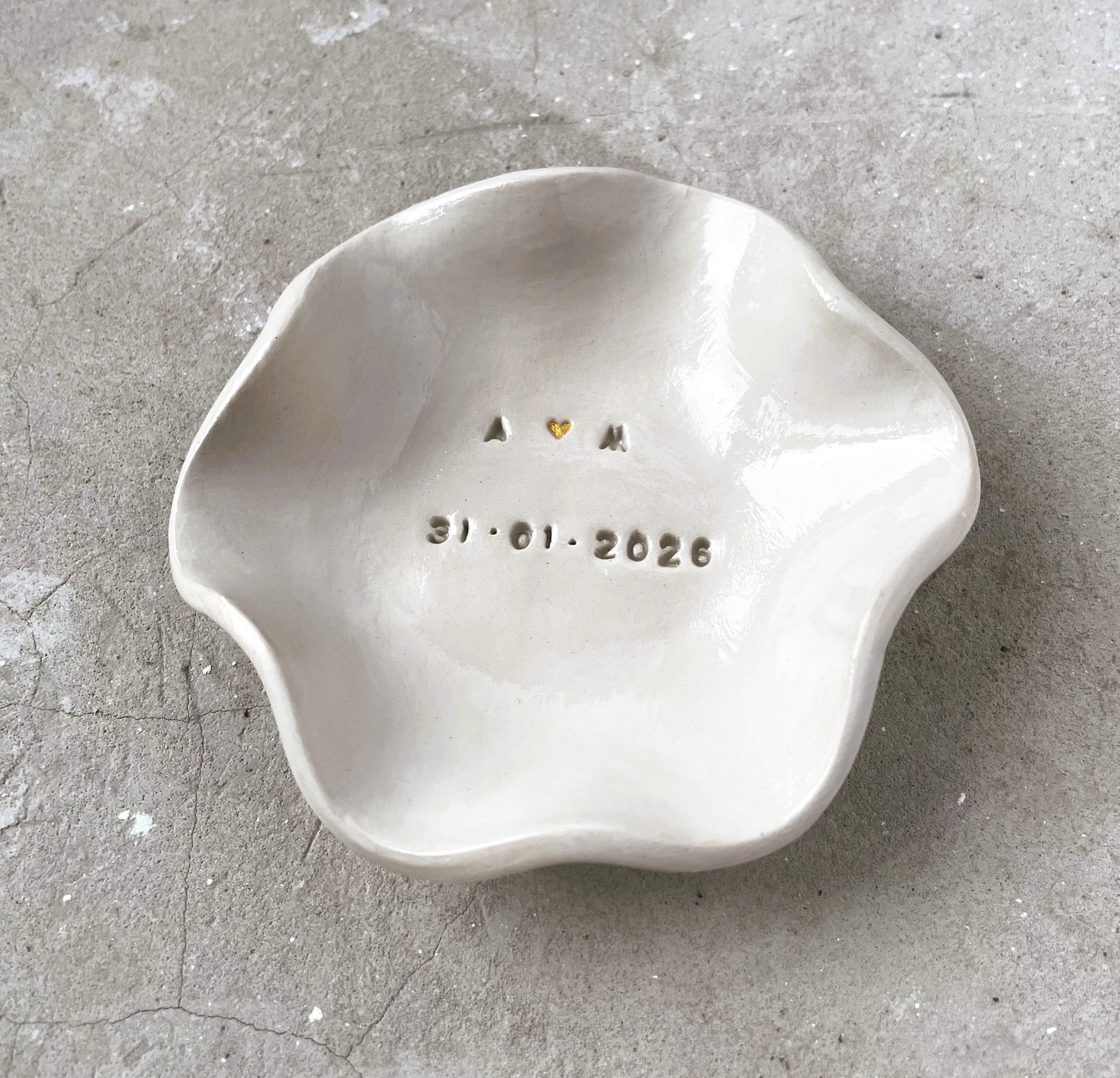 Personalisierbare Ringschale Hochzeit | echter Ton | High Gloss | Minimalistisch, natürlich | Ringkissen Alternative mit Initialen & Datum