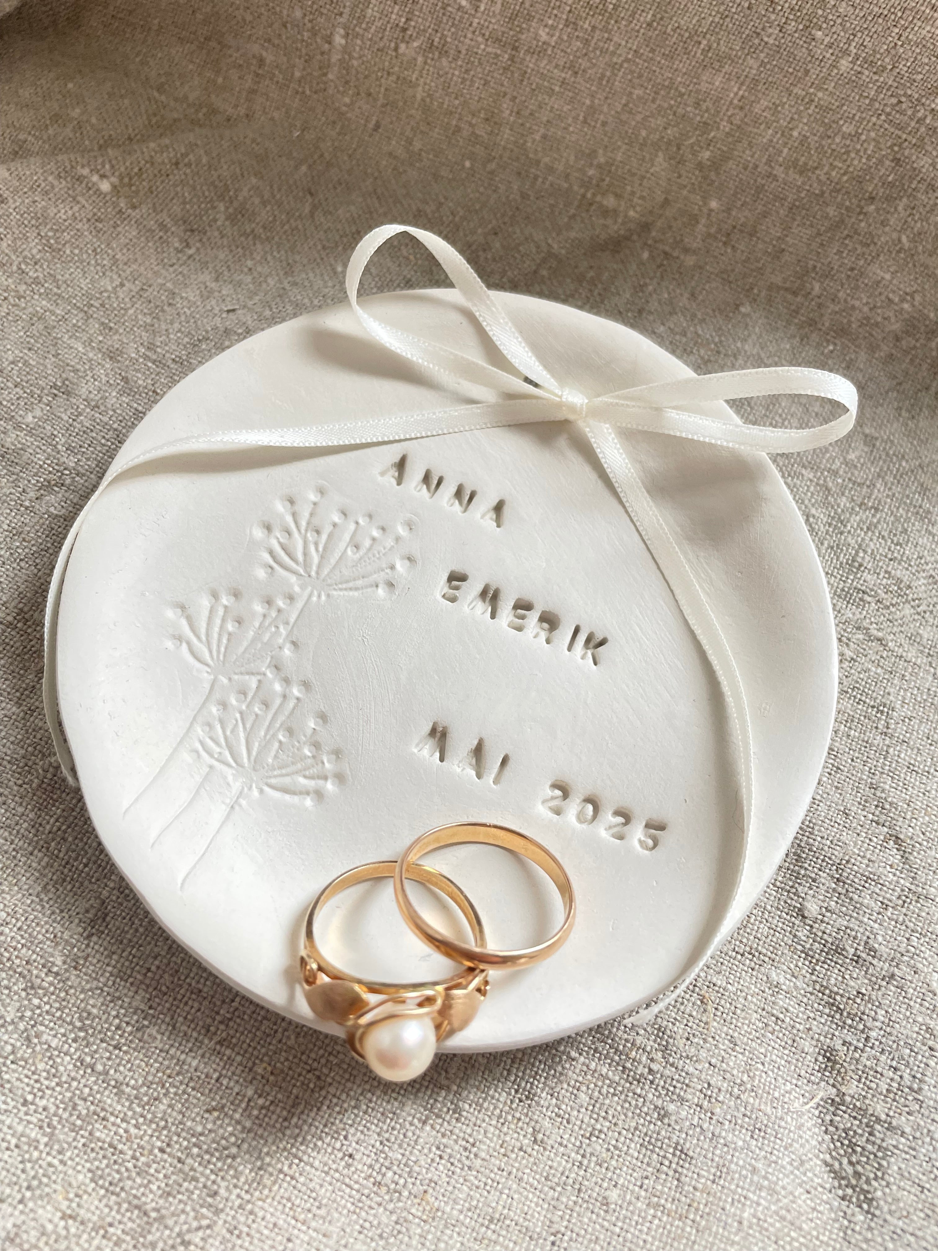 Handgetöpferte Ringschale Hochzeit | Wildblumen – schlicht & zeitlos | Namen und Datum