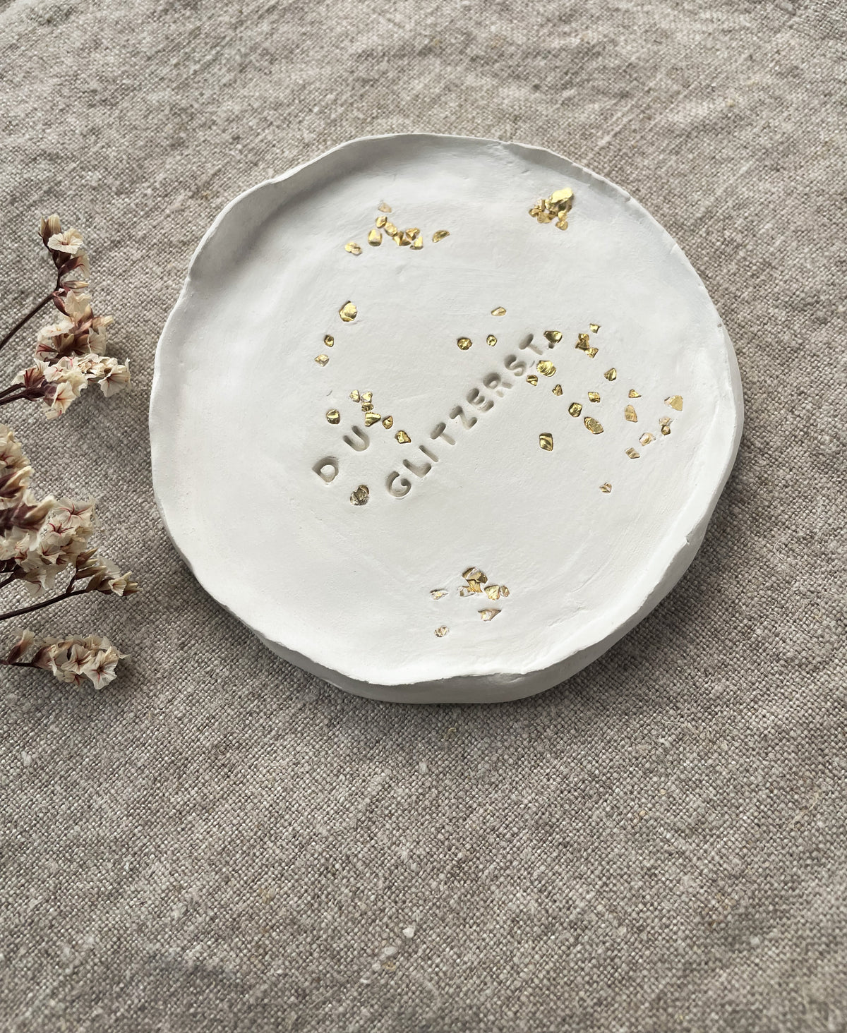 GLITZERSTÜCK: Handgetöpfertes rustikales Tonschälchen mit Gold - Nuggets | personalisierbar mit Namen