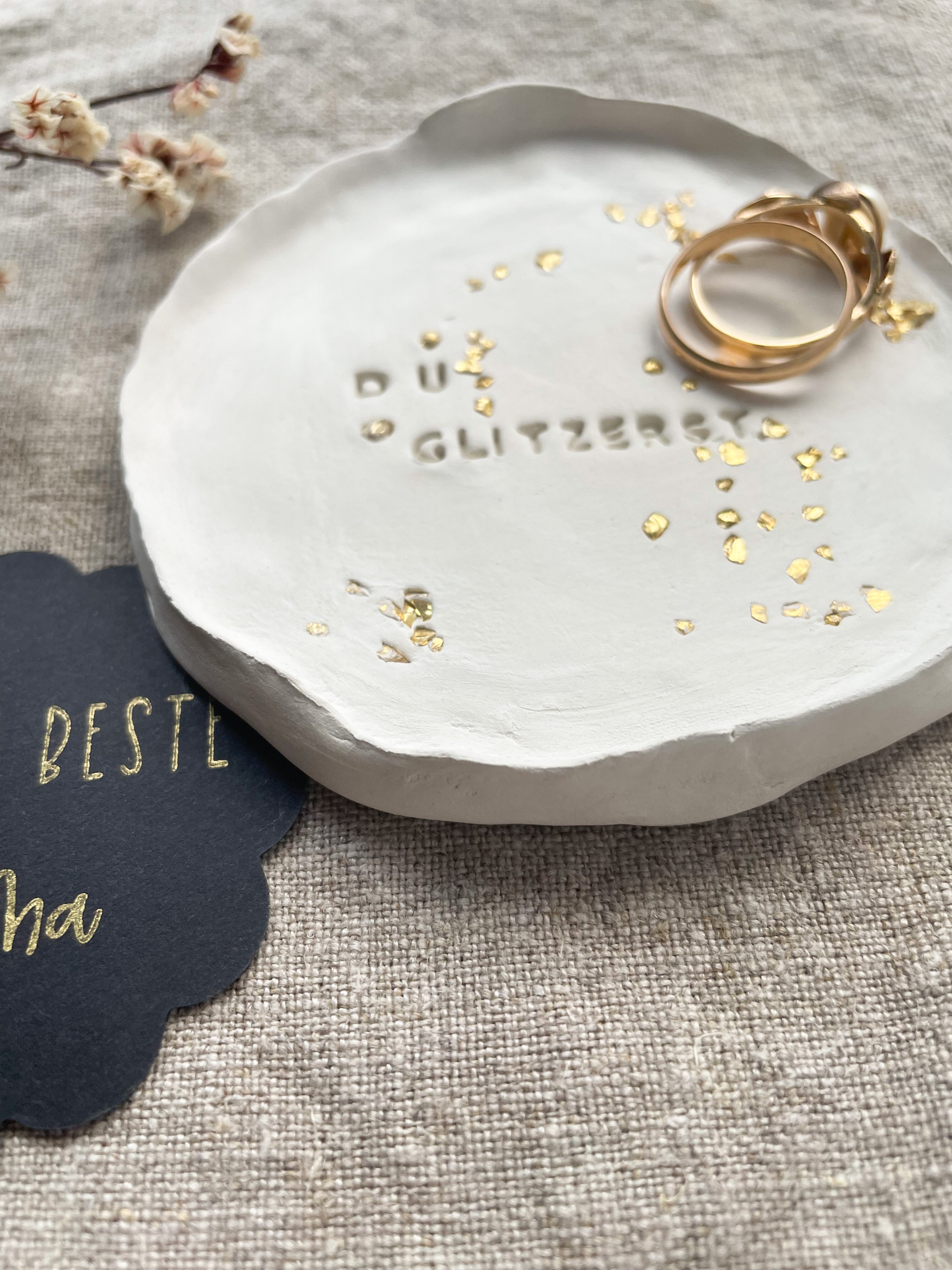 Liebevoll gestaltetes Schälchen mit glänzender Herzprägung – handgemacht aus echtem Ton, ideal als persönliche Geschenkidee für die beste Freundin, den Lieblingsmenschen oder einfach als Zeichen: Du bist mein Glitzerstück.

