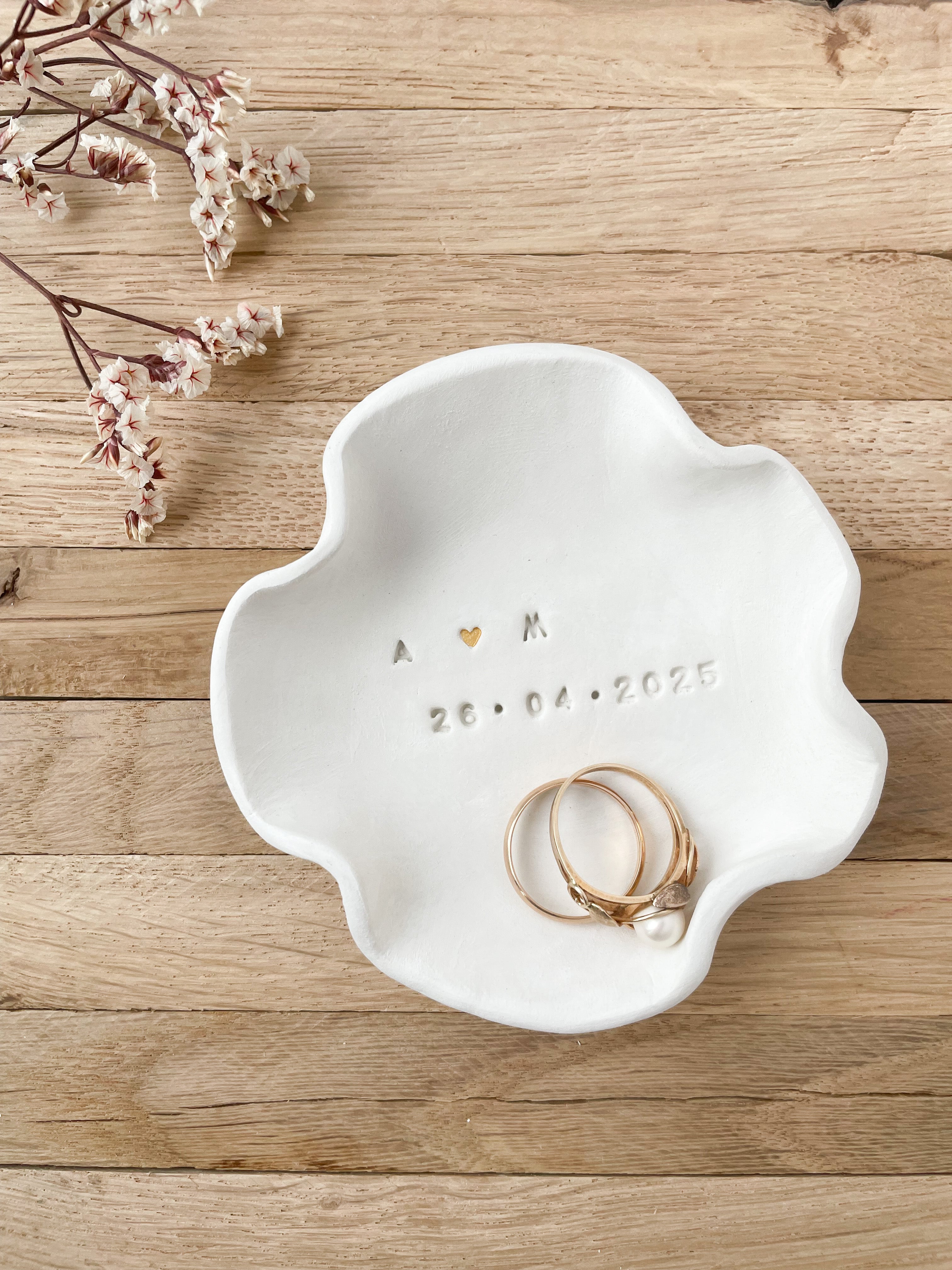 Stylepiece für Brautpaare : Organisch geformte Ringschale für Eure Hochzeit– aus echtem Ton für Designliebhaber– minimalistisch, natürlich | Ringkissen Alternative