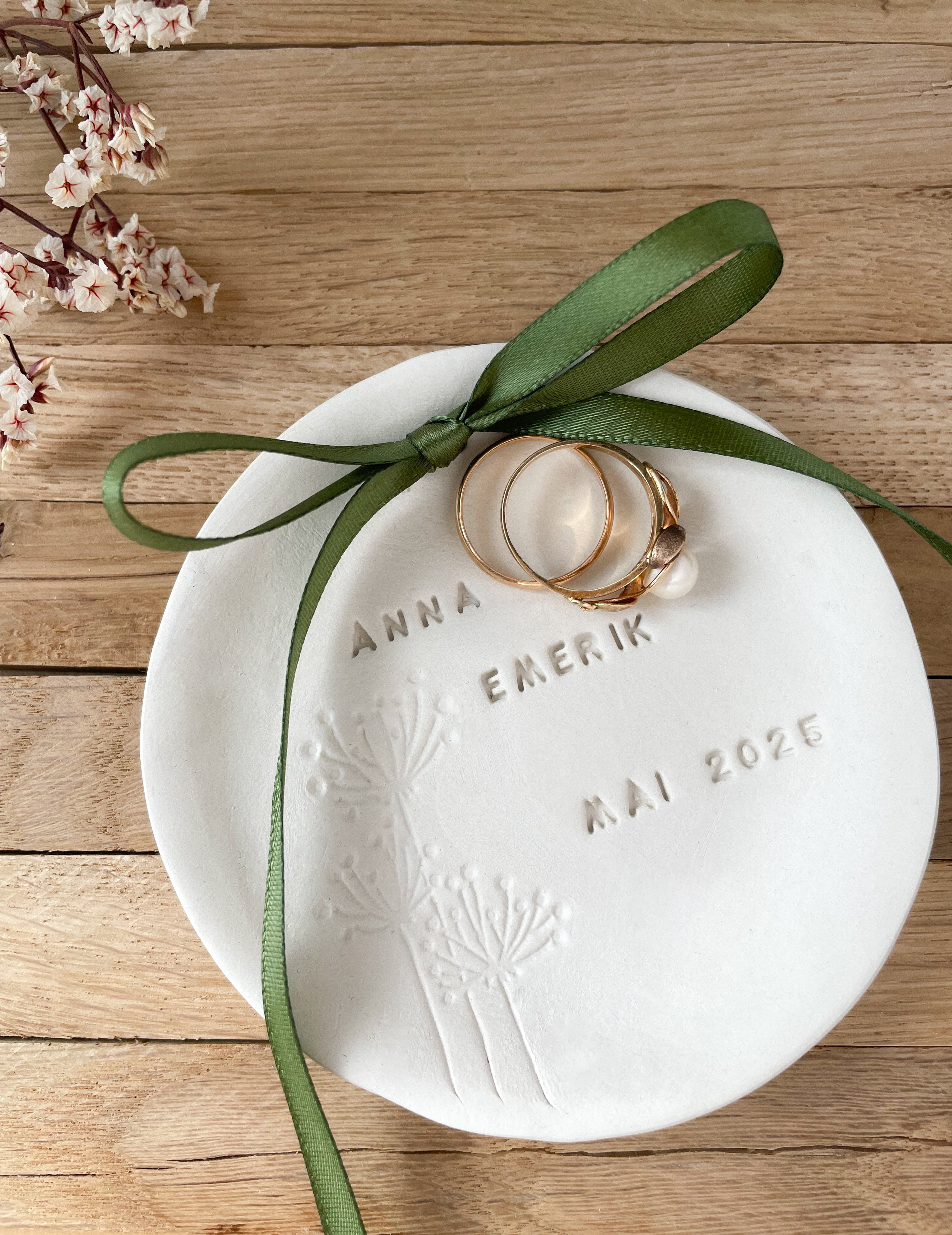 Handgetöpferte Ringschale Hochzeit | Wildblumen – schlicht & zeitlos | Namen und Datum