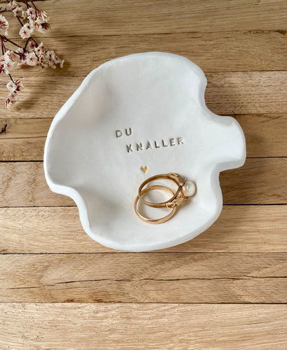 Liebevoll gefertigtes Keramikschälchen mit frecher Botschaft und feinem Goldakzent, ideales Geschenk für Frauen mit Stil und Humor – von Hand getöpfert, jedes Stück ein Unikat.

