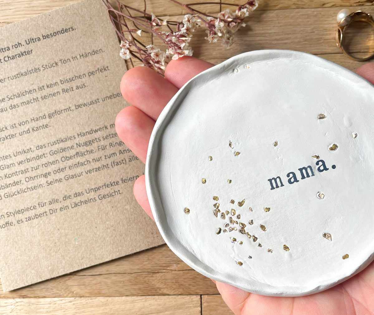 Kleines handgemachtes Schälchen aus Keramik – perfekte Geschenkidee für die beste Freundin. Schlicht, aber mit Charakter. Als Mitbringsel, Aufmunterung oder „einfach so“-Geschenk für Lieblingsmenschen. Unikat aus dem Etsy-Shop.

