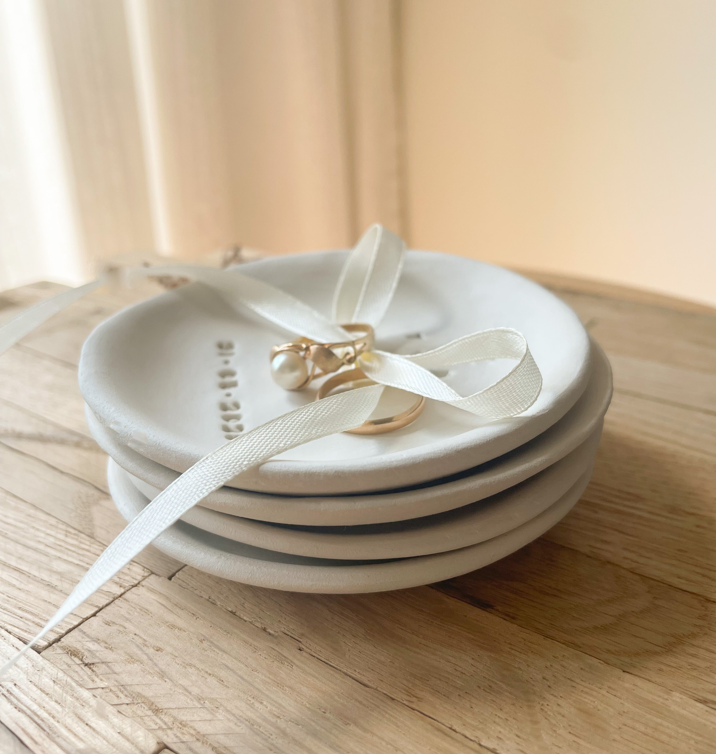 Handgetöpferte Ringschale Hochzeit | aus echtem Ton | individuell personalisiert mit euren Namen, Datum und Herz | Ringkissen Alternative ohne Band