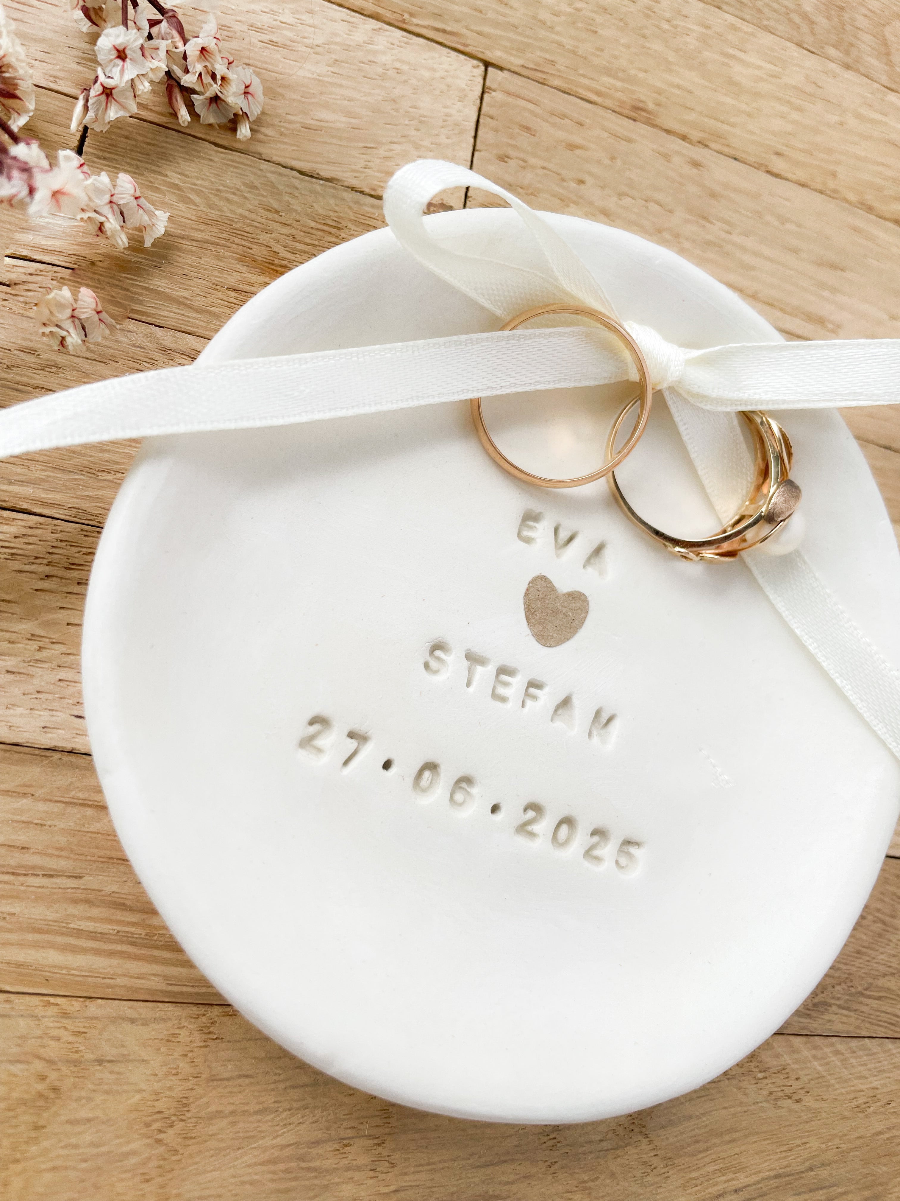 Ringe in handgemachter Keramikschale mit Boho-Prägung – stilvolle Alternative zu Ringbox oder Ringkissen, ideal für Hochzeitszeremonien mit persönlicher Note.

