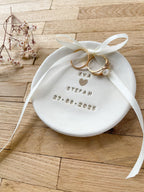 Handgetöpferte Ringschale im Boho-Stil mit Zweigprägung, personalisierbar mit Namen und Datum – moderne Alternative zu Ringbox oder Ringkissen für freie Trauung oder Standesamt.