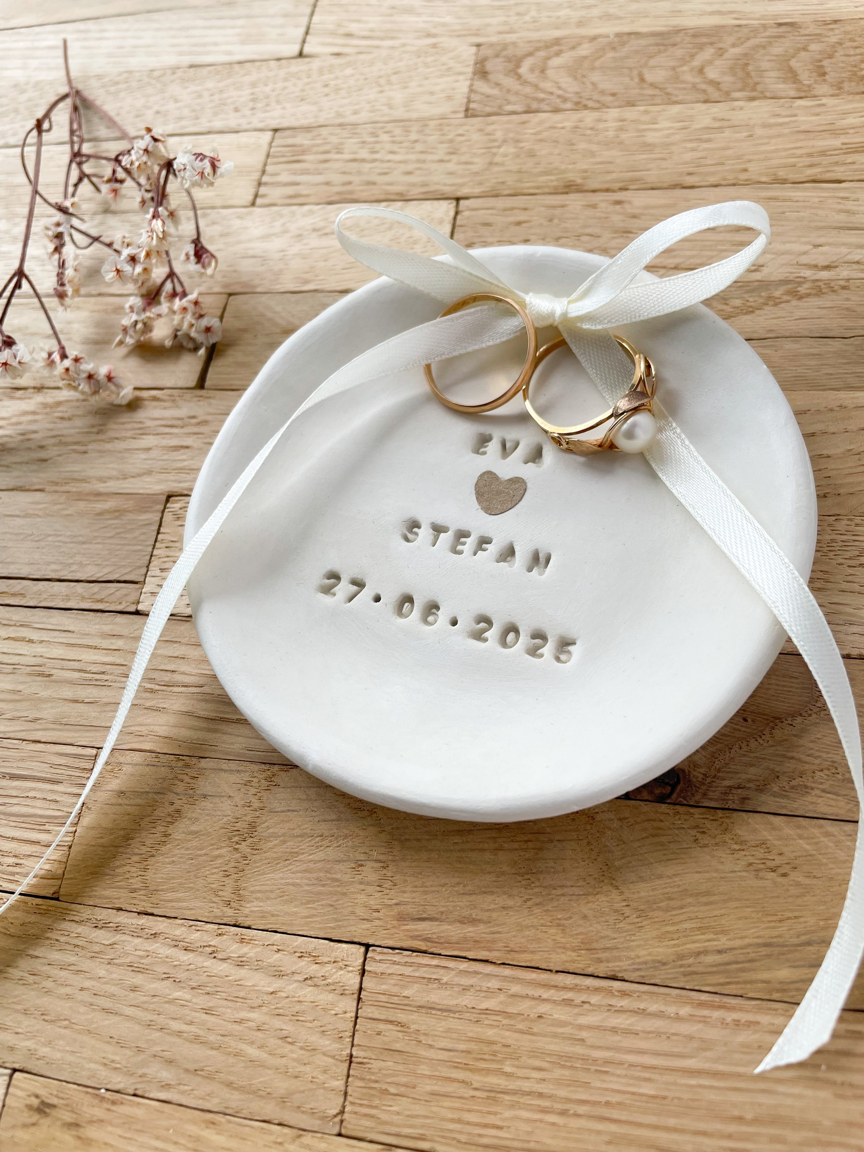 Handgetöpferte Ringschale im Boho-Stil mit Zweigprägung, personalisierbar mit Namen und Datum – moderne Alternative zu Ringbox oder Ringkissen für freie Trauung oder Standesamt.