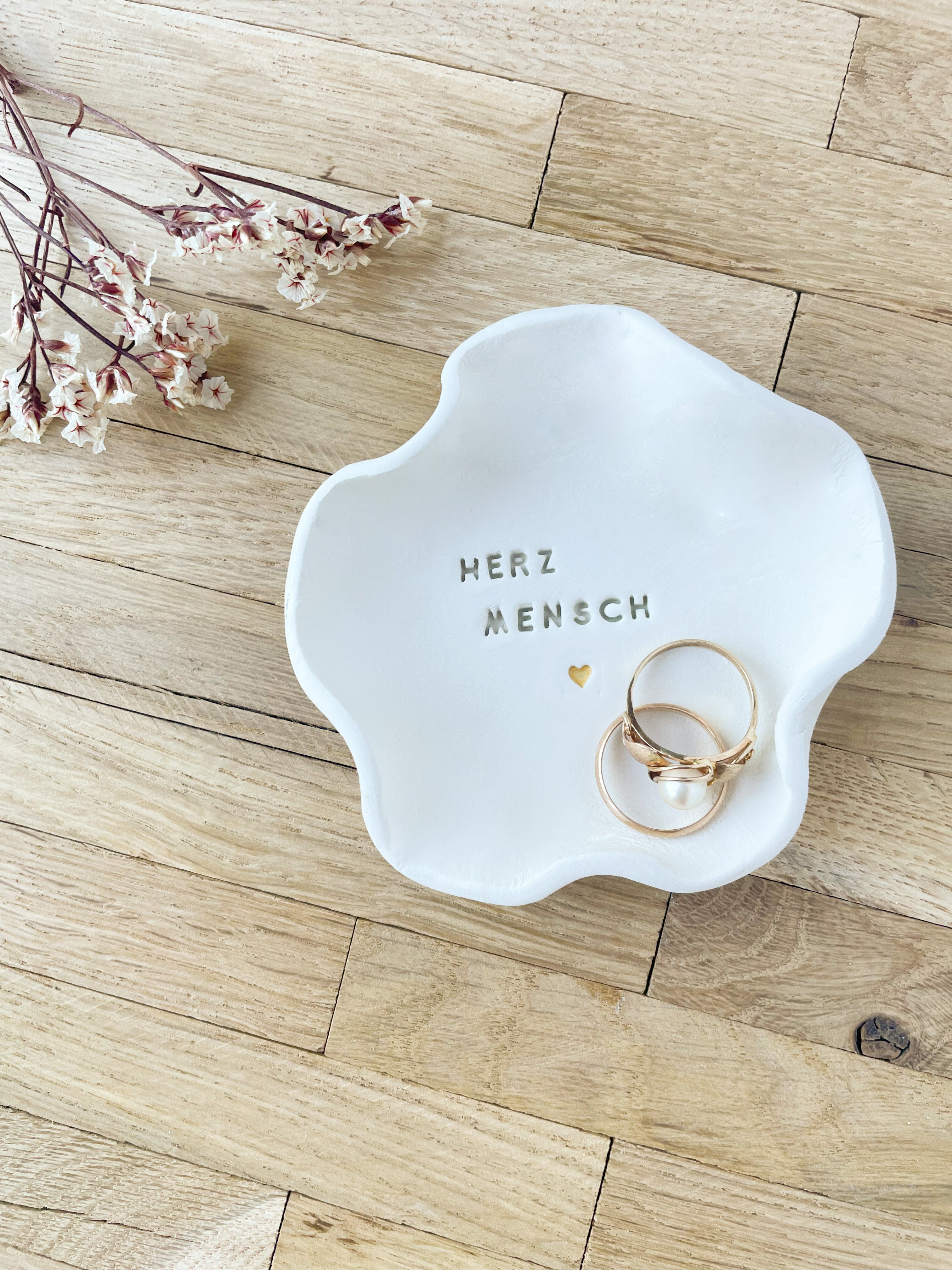 Geschenk-Schälchen mit Prägung „Herzmensch“, zart, organisch und voller Bedeutung – aus echter Handarbeit