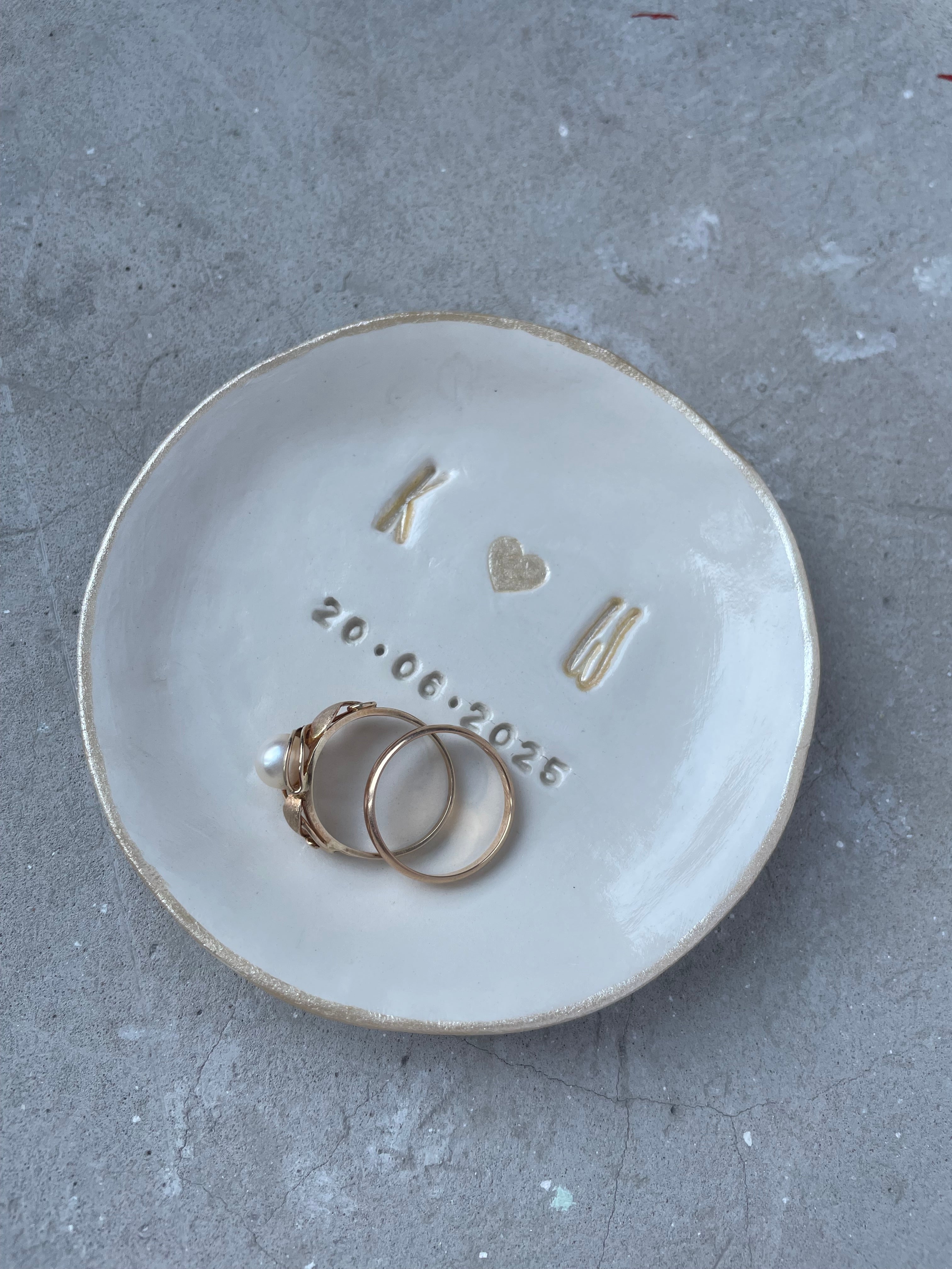 Boho Ringschale aus Keramik, personalisiert mit Namen und Hochzeitsdatum, handgemacht, als einzigartige Ringablage für Standesamt oder freie Trauung