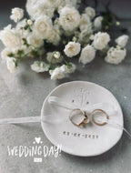Romantisches Hochzeitsschälchen aus Keramik, zart inszeniert mit floraler Deko – handgemachtes Highlight für freie Trauung, Standesamt oder Boho-Hochzeit.

