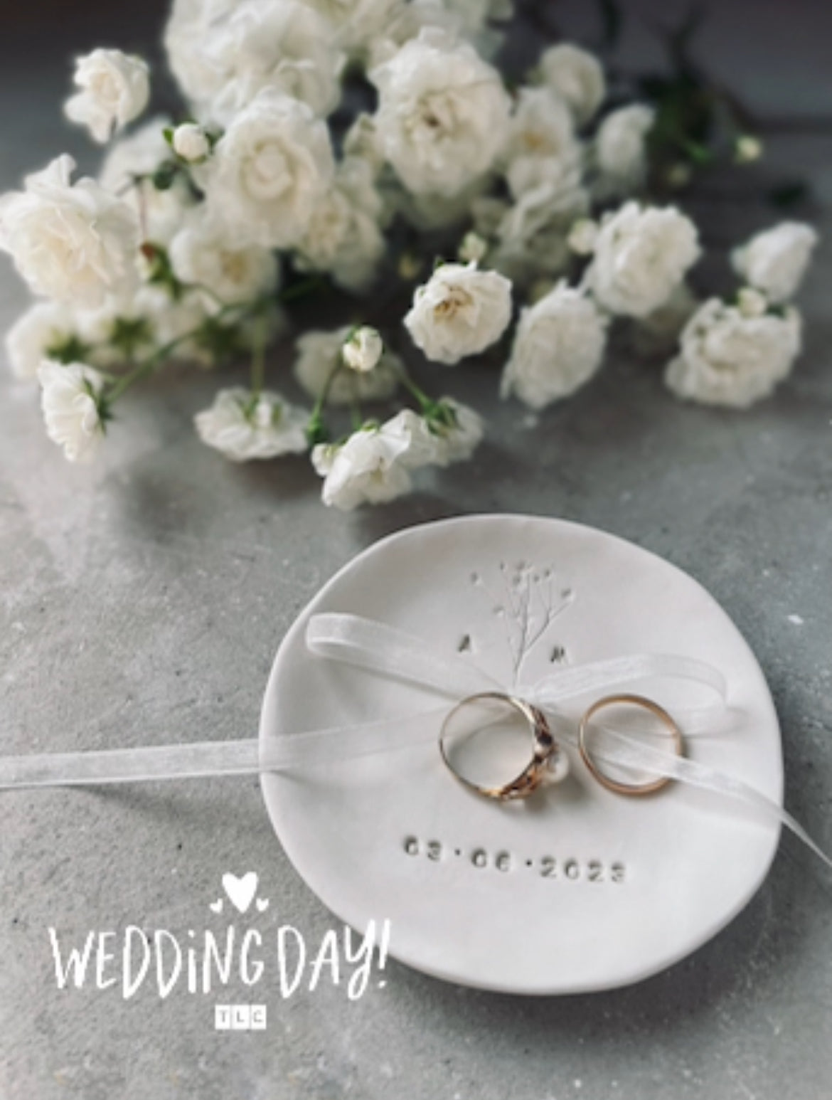 Romantisches Hochzeitsschälchen aus Keramik, zart inszeniert mit floraler Deko – handgemachtes Highlight für freie Trauung, Standesamt oder Boho-Hochzeit.

