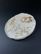 Feines, handgefertigtes Keramikschälchen mit dem Schriftzug „Glitzerstück“ – ein besonderes, persönliches Geschenk voller Wärme und Wertschätzung, perfekt als Freundschaftsgeschenk, Mitbringsel oder kleine Geste für Lieblingsmenschen.

