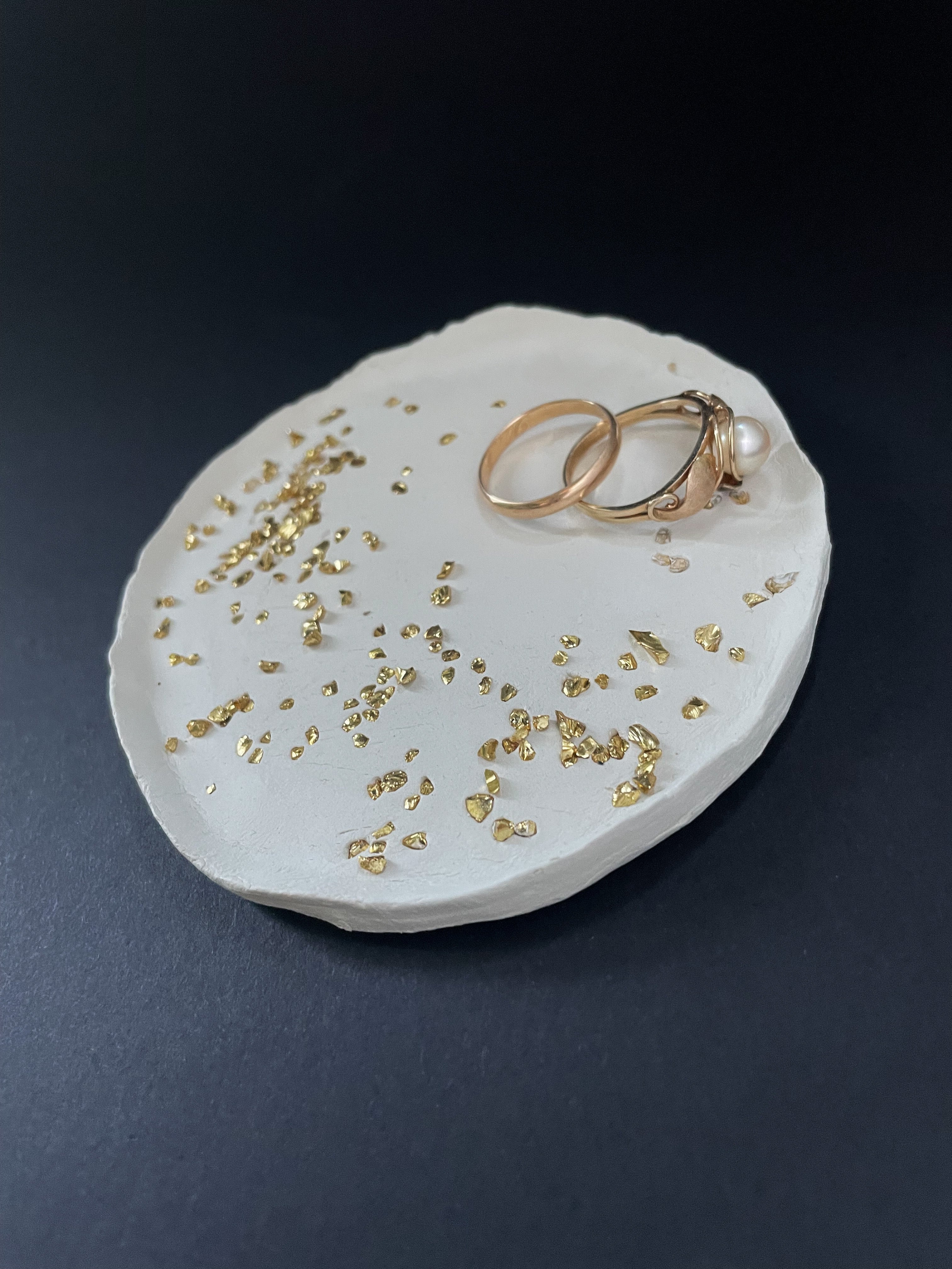 Feines, handgefertigtes Keramikschälchen mit dem Schriftzug „Glitzerstück“ – ein besonderes, persönliches Geschenk voller Wärme und Wertschätzung, perfekt als Freundschaftsgeschenk, Mitbringsel oder kleine Geste für Lieblingsmenschen.

