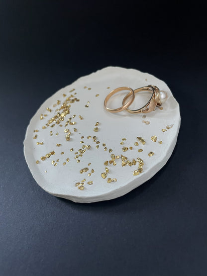 Feines, handgefertigtes Keramikschälchen mit dem Schriftzug „Glitzerstück“ – ein besonderes, persönliches Geschenk voller Wärme und Wertschätzung, perfekt als Freundschaftsgeschenk, Mitbringsel oder kleine Geste für Lieblingsmenschen.


