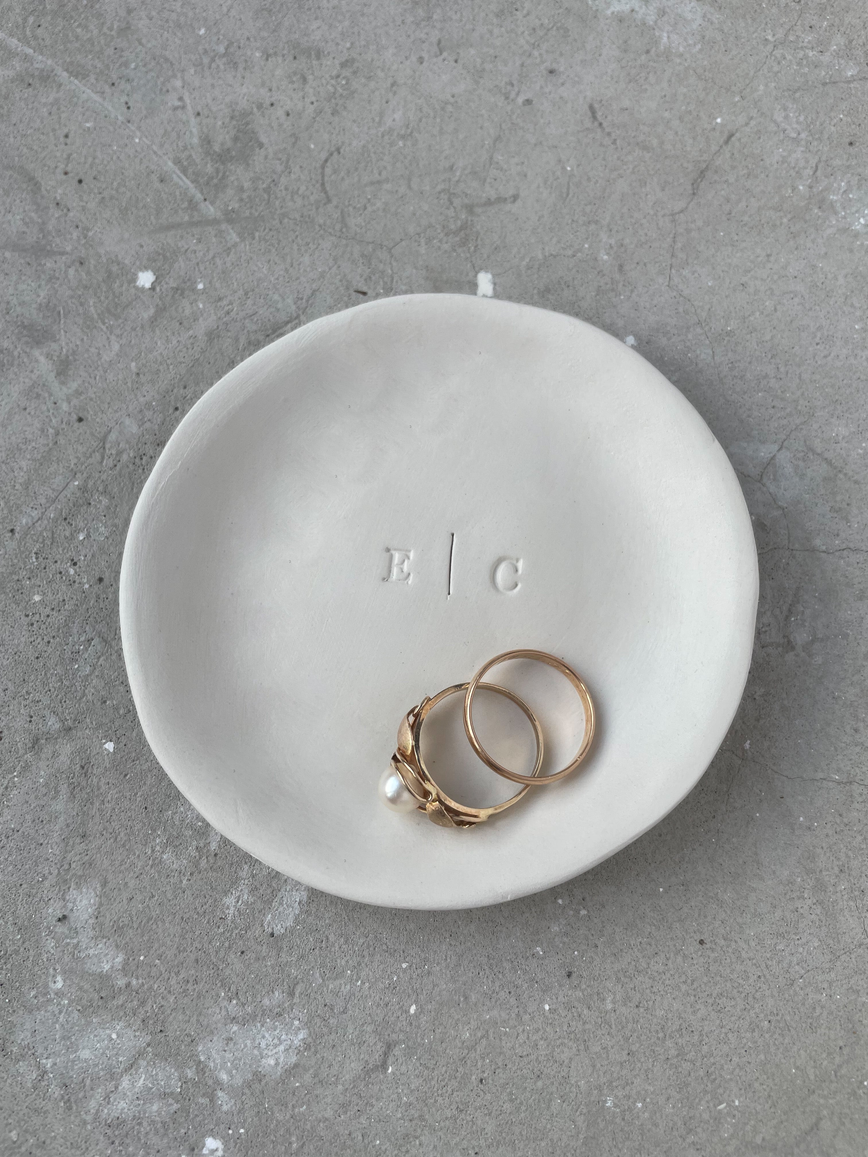 Keramik-Ringschale im minimalistischen Stil, personalisiert mit Initialen im Serifenlettersatz und feinem Trennstrich, ideal für standesamtliche oder freie Trauungen.