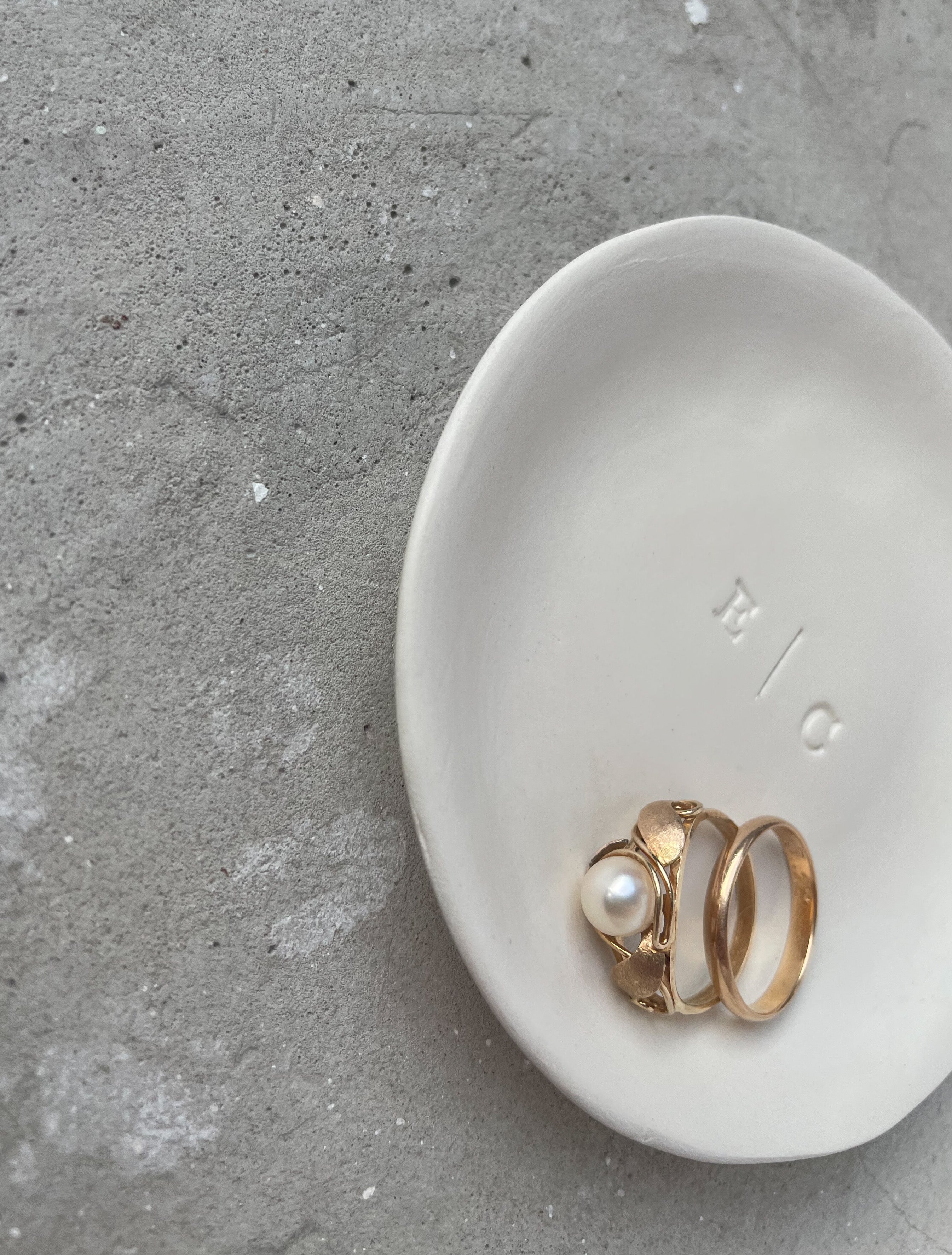 Keramik-Ringschale im minimalistischen Stil, personalisiert mit Initialen im Serifenlettersatz und feinem Trennstrich, ideal für standesamtliche oder freie Trauungen.