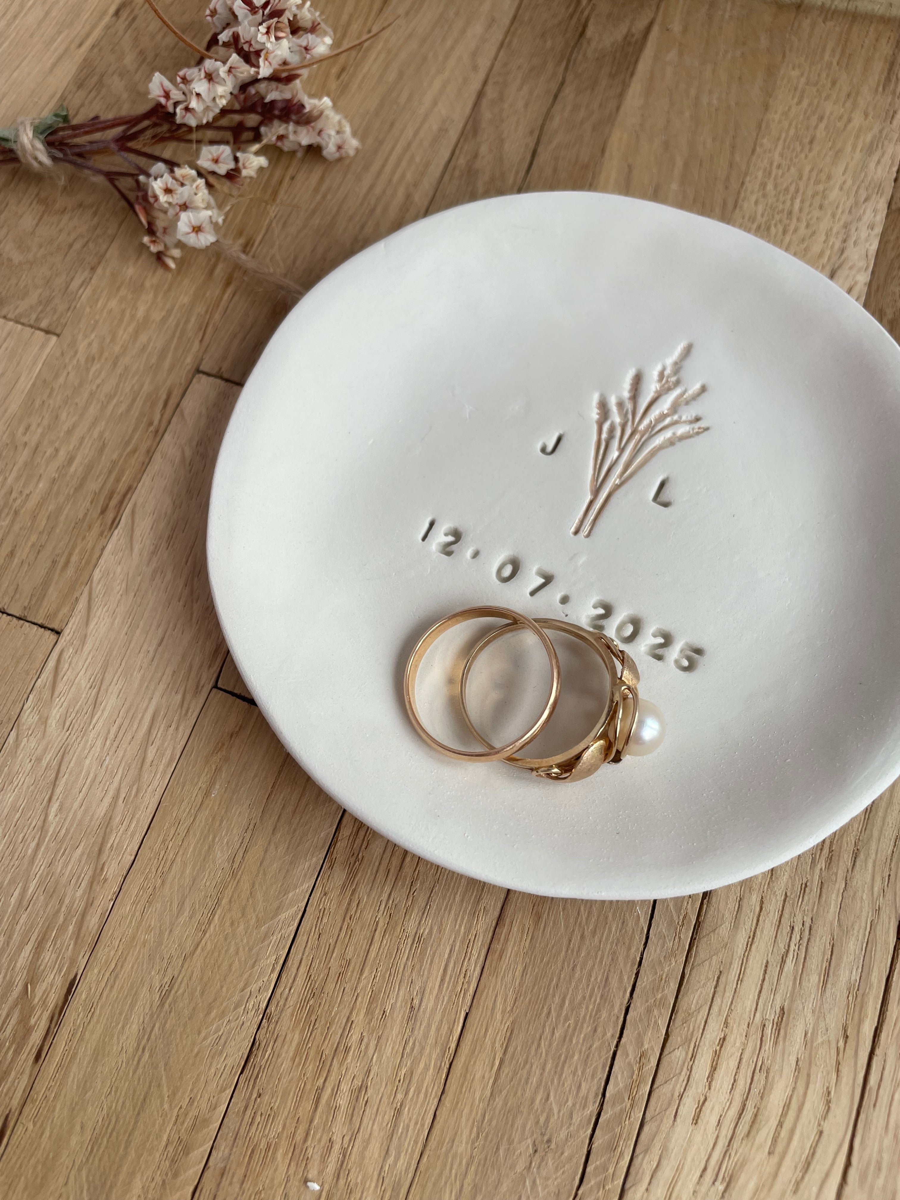Boho-inspirierte Keramikschale für die Hochzeit, liebevoll inszeniert mit natürlichen Materialien – perfekte Ringkissen-Alternative für freie Trauungen im Grünen oder standesamtliche Feiern.

