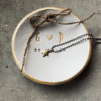 Handgetöpfertes Ringkissen aus Ton mit Gold-Akzenten – Personalisierte Ringschale für die Hochzeit, Boho Skandi Design